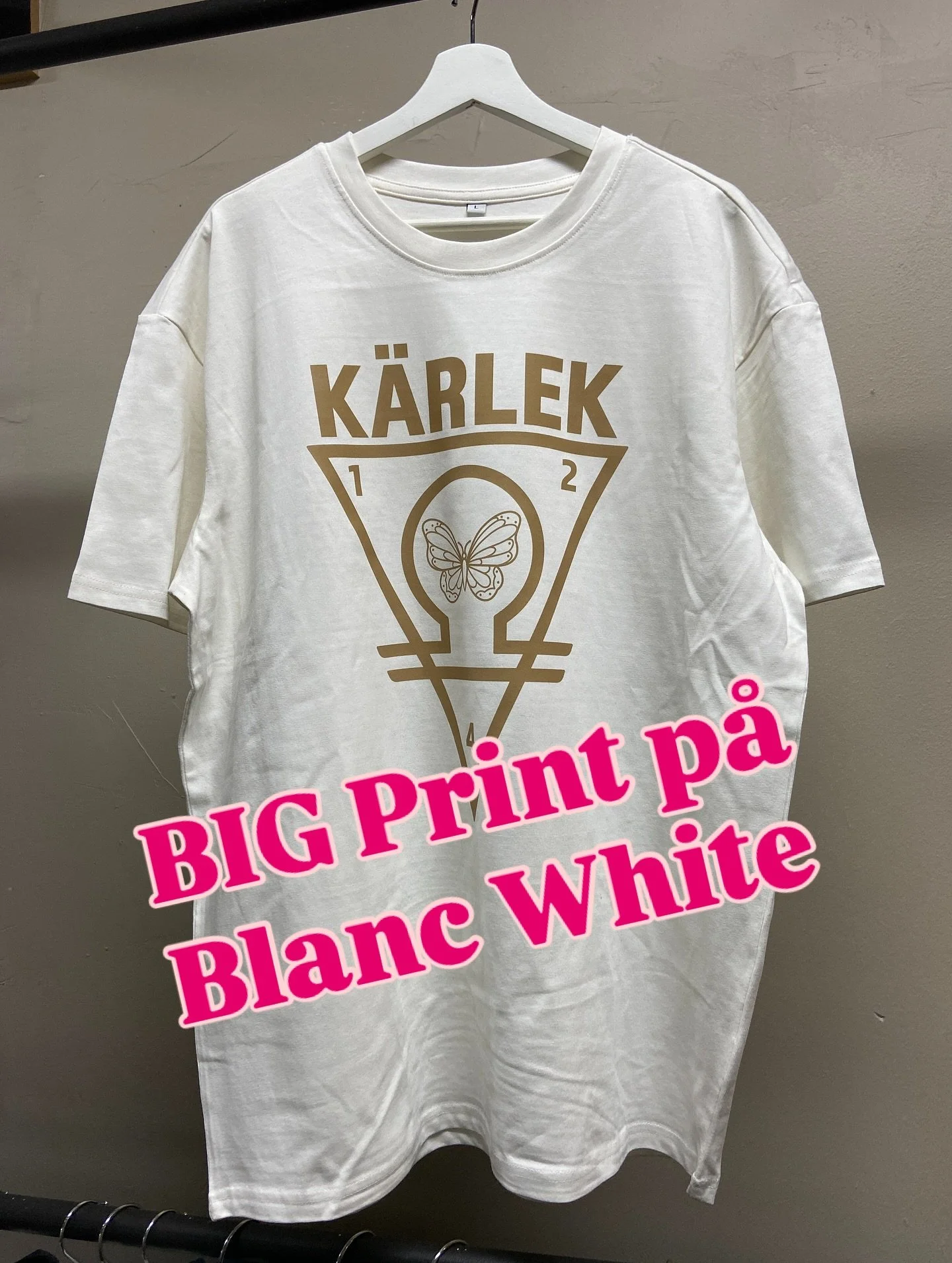 Mer BIG prints, denna g&aring;ngen p&aring; en Blanc white eller off white som den ocks&aring; kallas. 
Heavy Oversize Tee &auml;r ett m&aring;ste p&aring; din kropp och i din garderob. 
Skicka DM f&ouml;r best&auml;llning 

#k&auml;rlek #heavyoversi