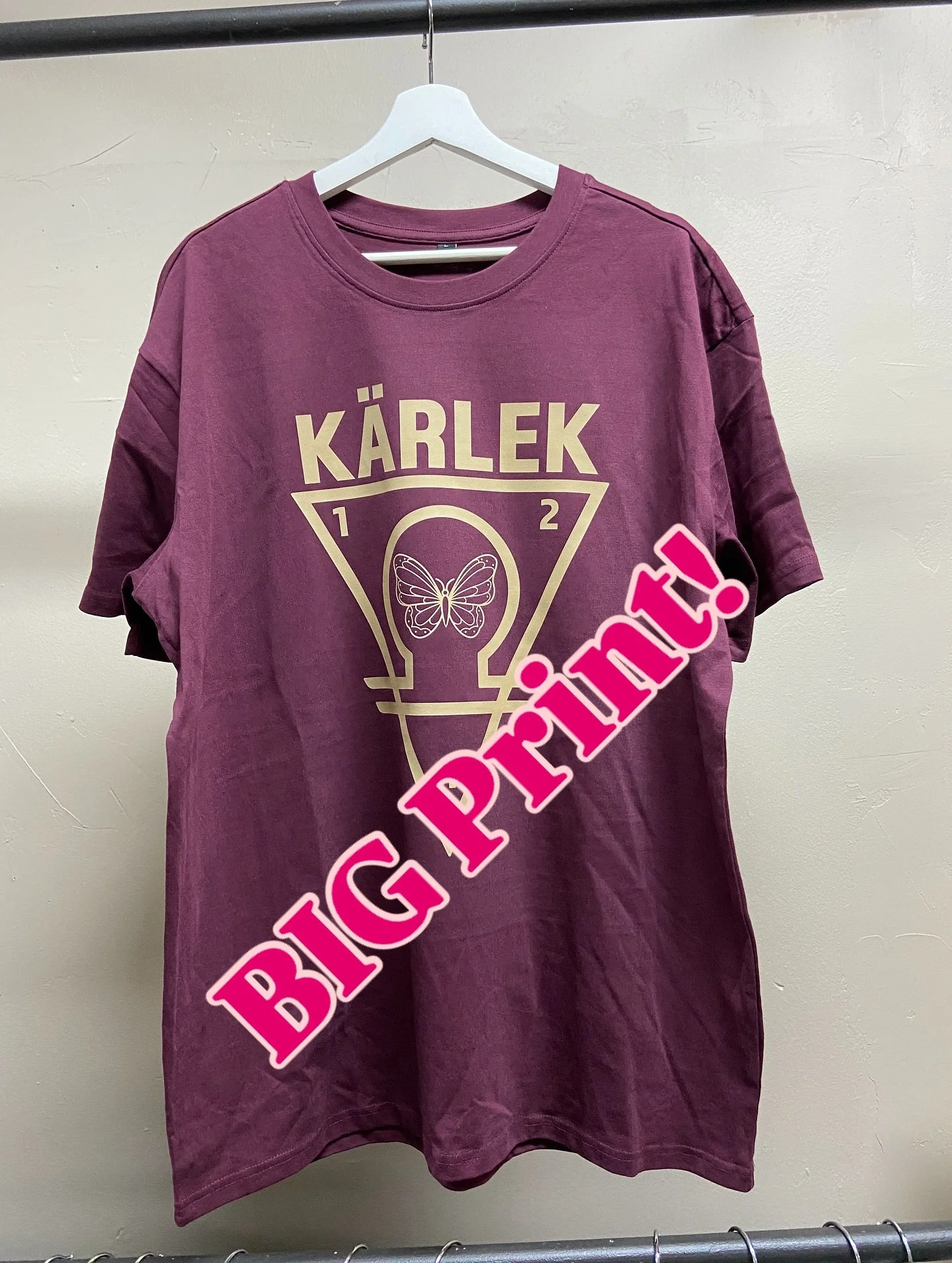 Heavy Oversize Tee med BIG Print. 
Cherry flavor 🍒 
Skicka DM f&ouml;r att best&auml;lla. 

#oversize #k&auml;rlek #bigprint