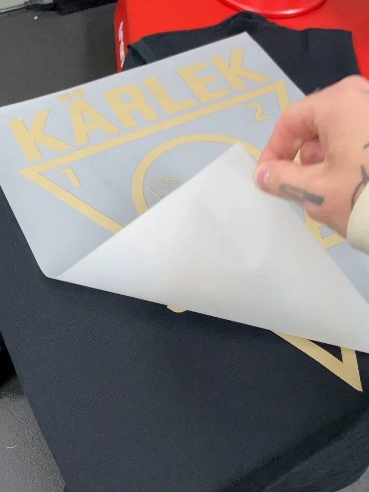 Specialtryck som skickades iv&auml;g till lycklig kund idag! 
Men s&aring; sjukt bra det blev med ett stort print. S&aring;klart l&auml;gger vi till den som ordinarie och nu kan man v&auml;lja stort eller litet tryck. 🔥

#specialdelivery #k&auml;rle