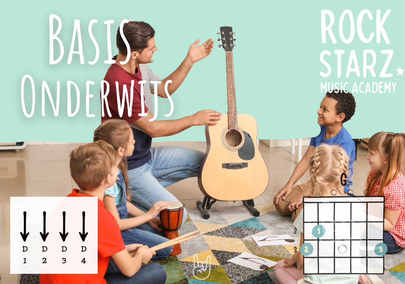 Een muziekles bij Rockstarz Academy met een jonge mannelijke docent die akoestische gitaar speelt voor een groep kinderen die op de vloer zitten. De kinderen zijn actief betrokken, sommigen met slagwerkinstrumenten, terwijl muzieknotatie en een akkoo