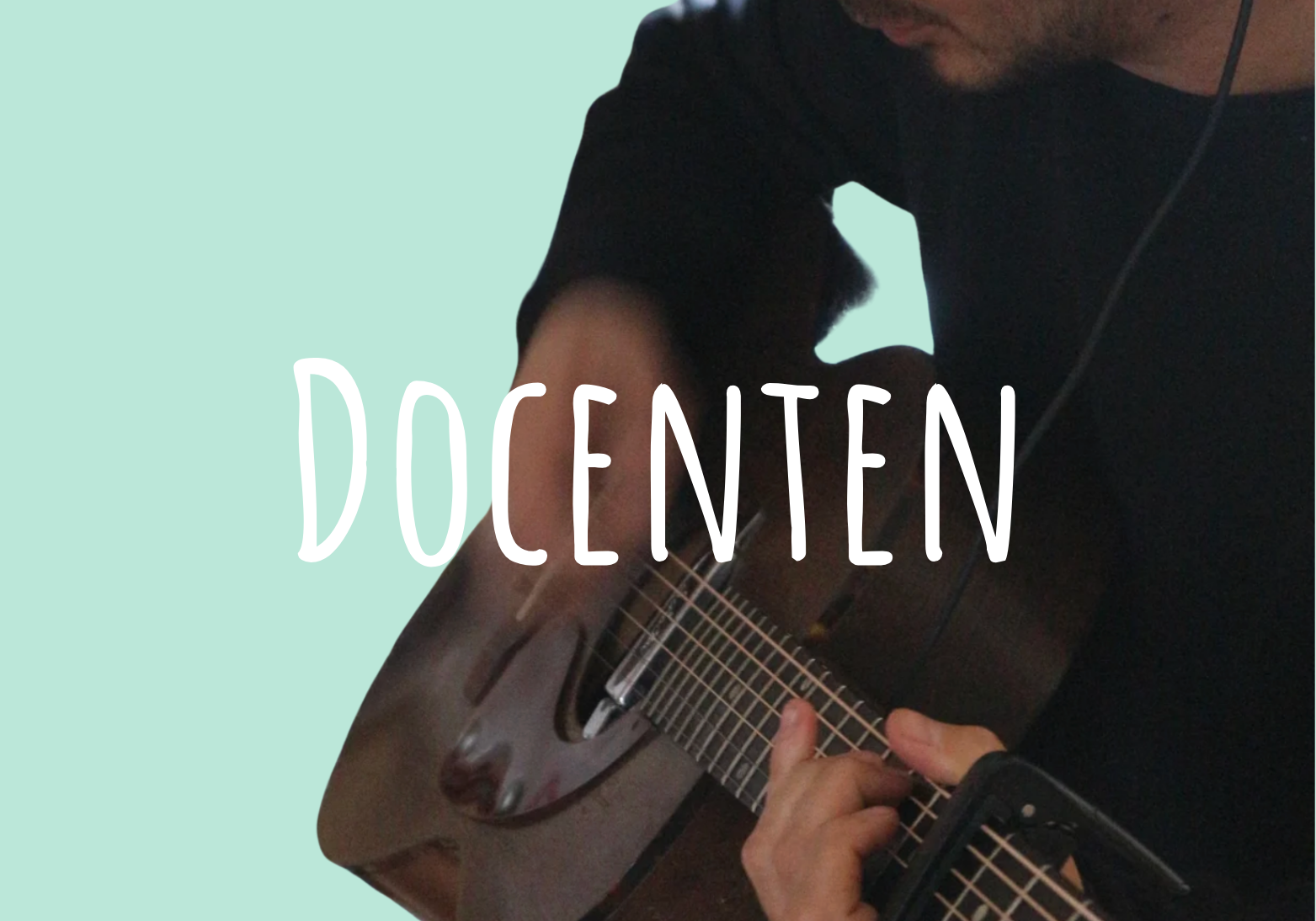 Person playing an acoustic guitar with the text 'DOCENTE' overlaid.