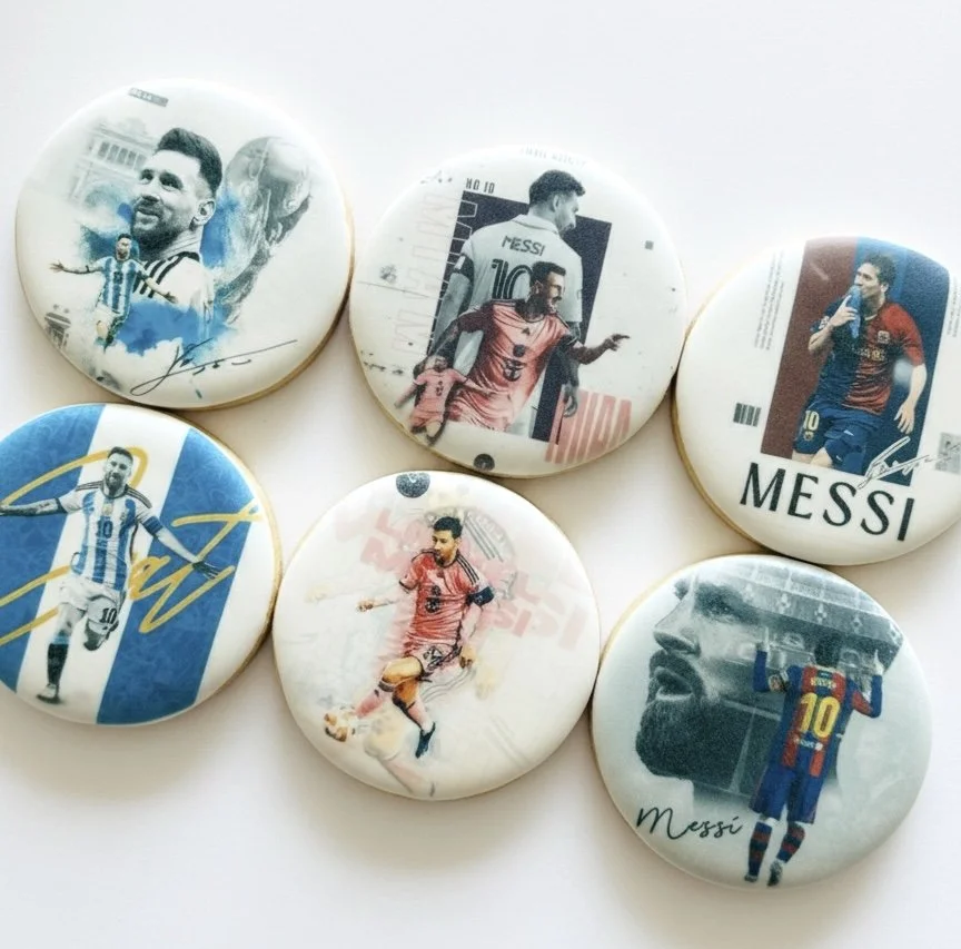 Decorative cookies featuring famous soccer players including Lionel Messi and others, with images of the players in action and celebratory poses.