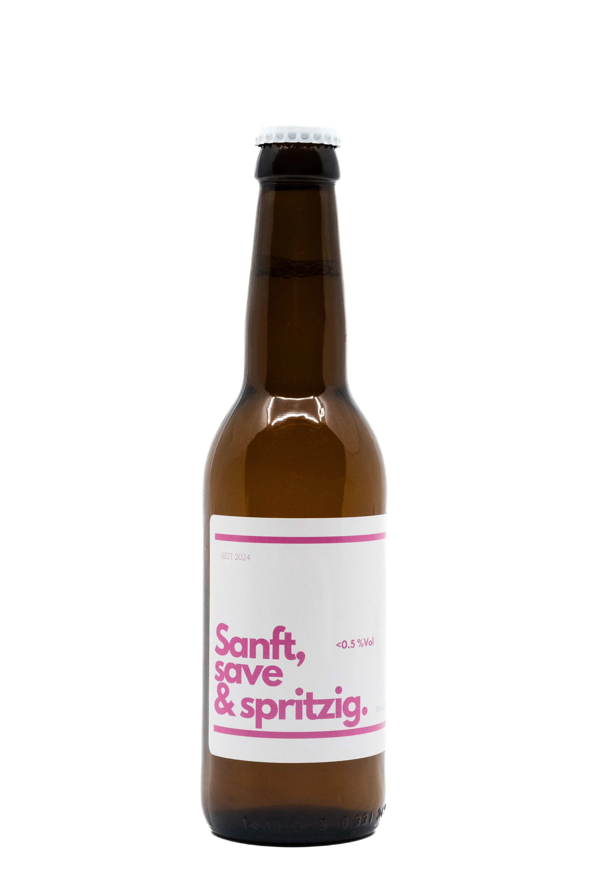 Bierflasche mit einem weißen Etikett, rosa und schwarzen Text, der Sätze wie 'Sanft, save & spritzig' und einen Alkoholgehalt von weniger als 0,5 % angibt.