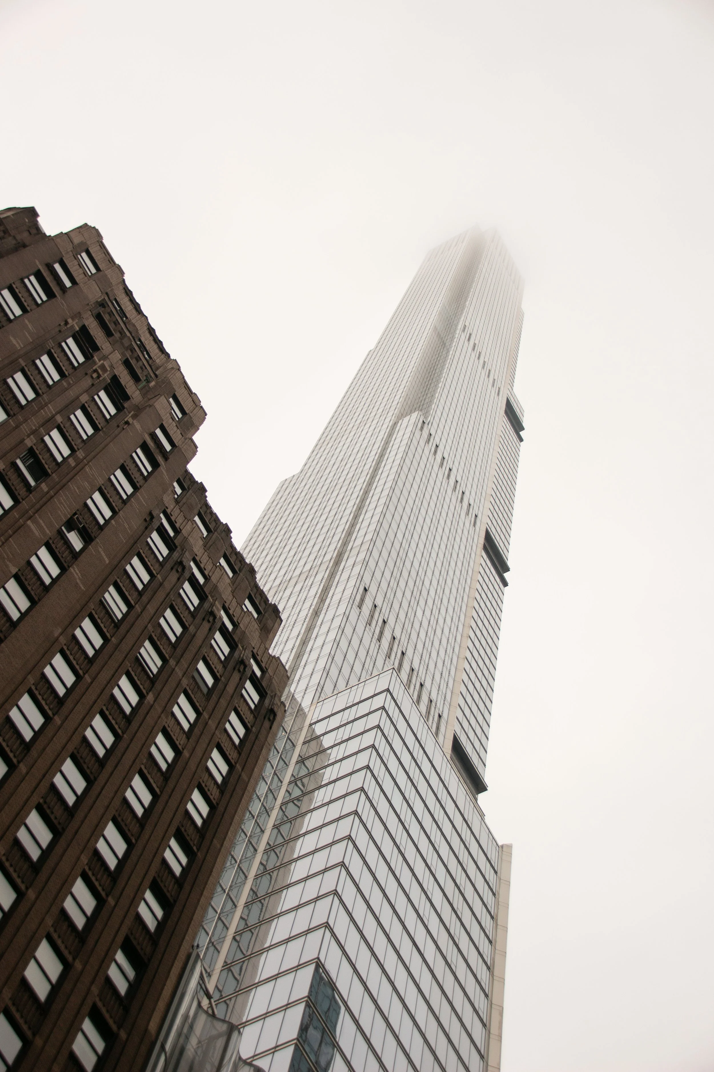 Hochhäuser in Nebel