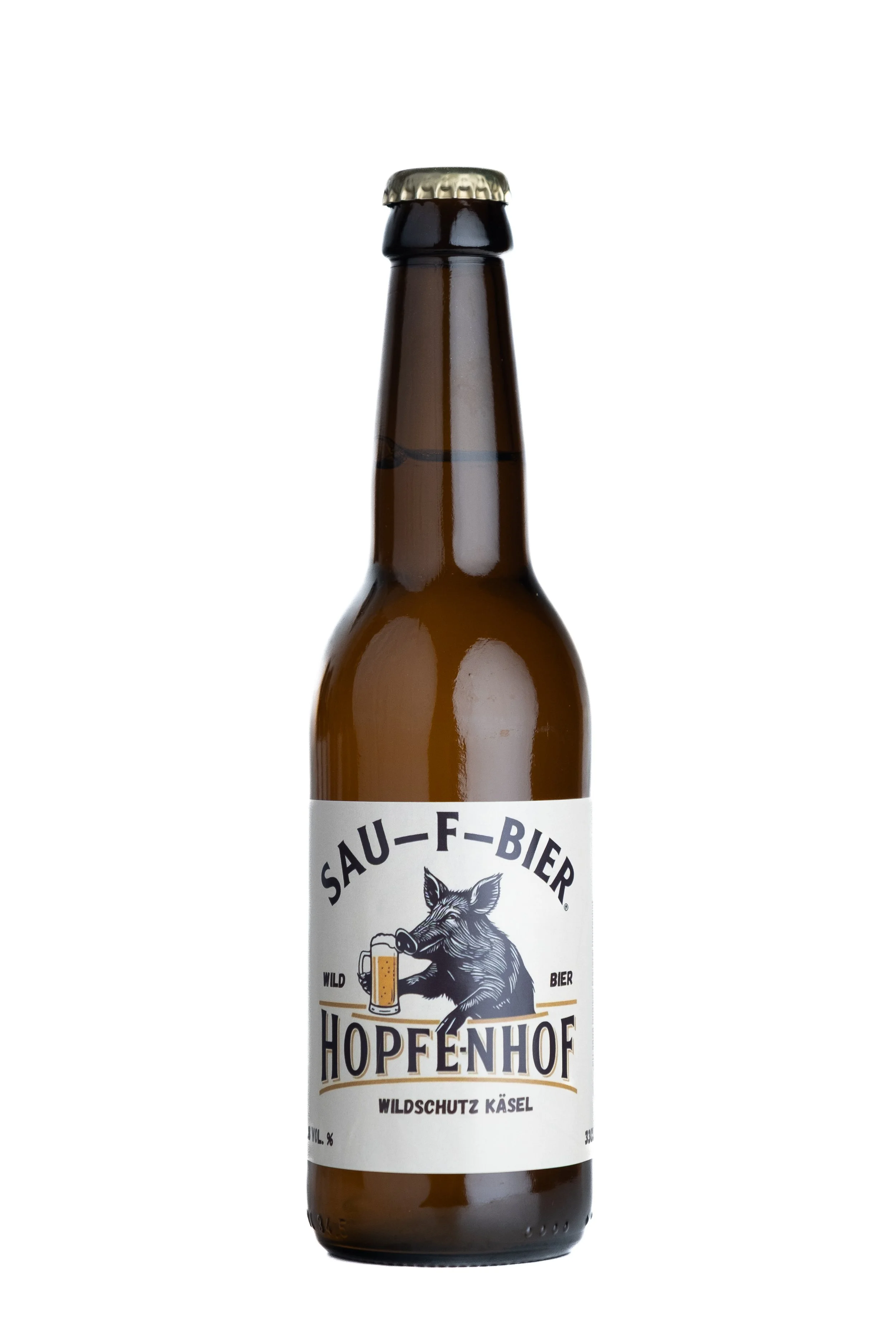 Bierflasche mit Label, das ein Wildschwein zeigt, das an einem Bierglas leckt, mit der Aufschrift 'Sauf-Bier Hopfenhof'.