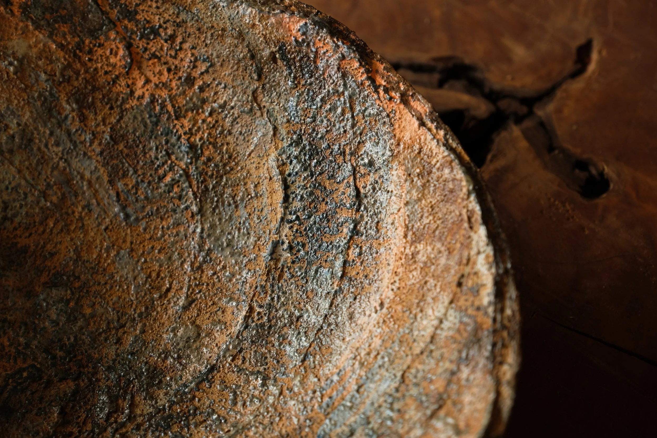 Nahaufnahme einer rostigen, alten Teekanne auf einem Holzuntergrund.