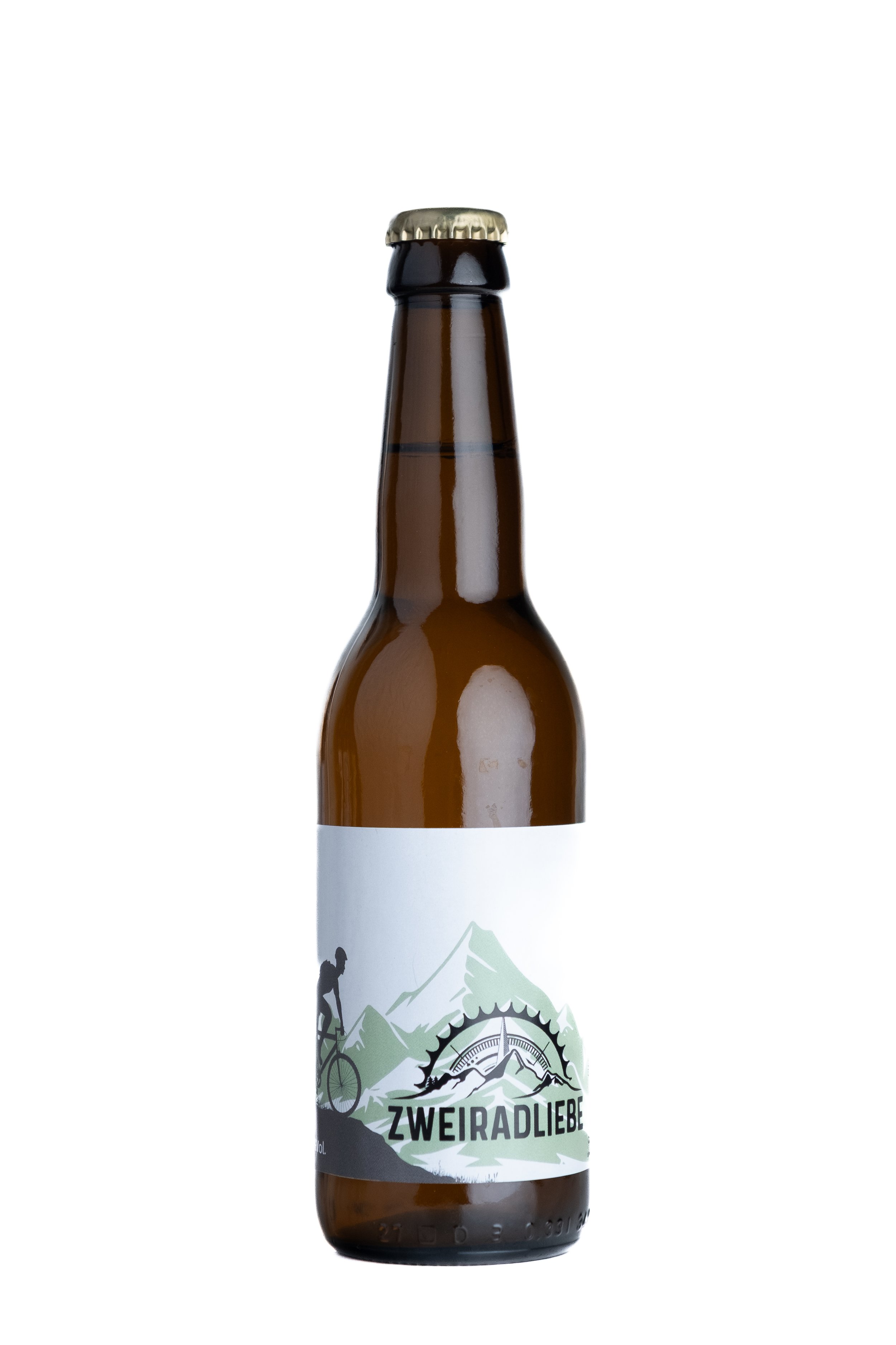 Bierflasche mit weißem Etikett, das einen Mountainbiker und Berge zeigt, mit der Aufschrift 'ZWEIRADLIEBE'.