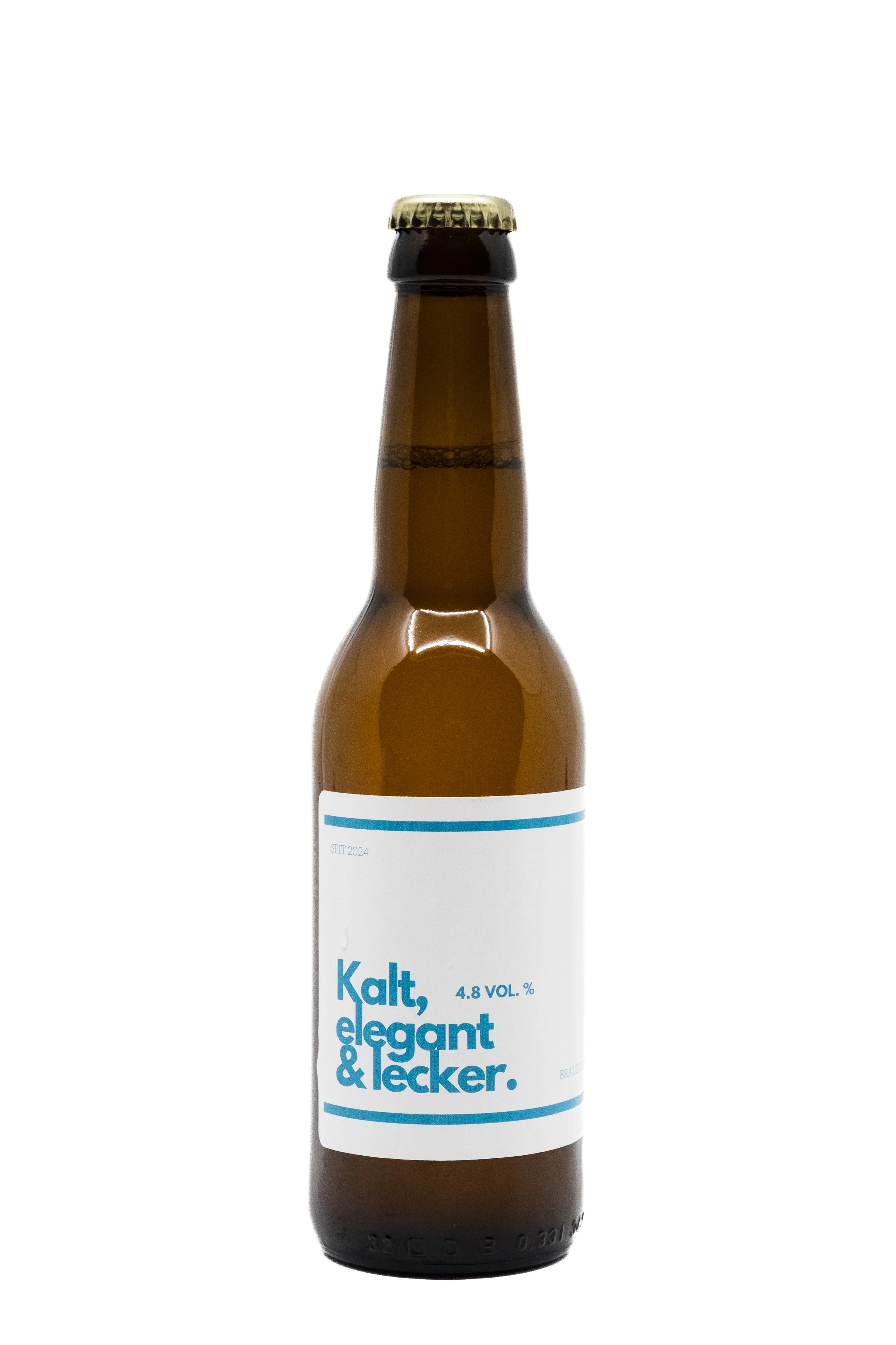 Bierflasche mit weißem Etikett, blauem Text und goldener Kappe.