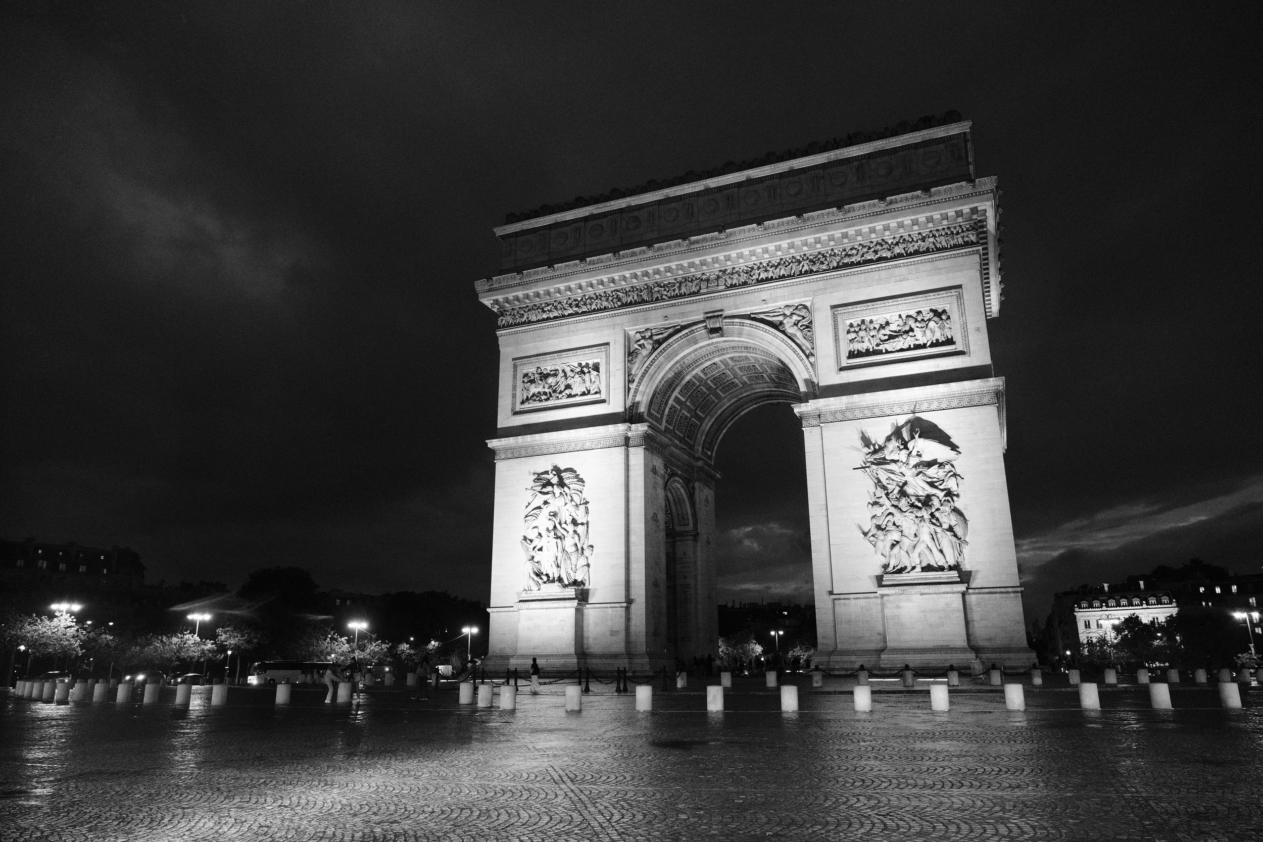 Der Arc de Triomphe in Paris bei Nacht, beleuchtet, in Schwarz-Weiß."}#}Ã}#}}#}énez लो स्पष्ट तरीका है that: कुचलेंगलि या संक्षेप में कह सकते हैं कि यह रात के समय परपारिस में स्थित ट्रायम्फ का आर्क है। यह संरचना प्रकाश में है और आस-पास कोई भीड़ नही