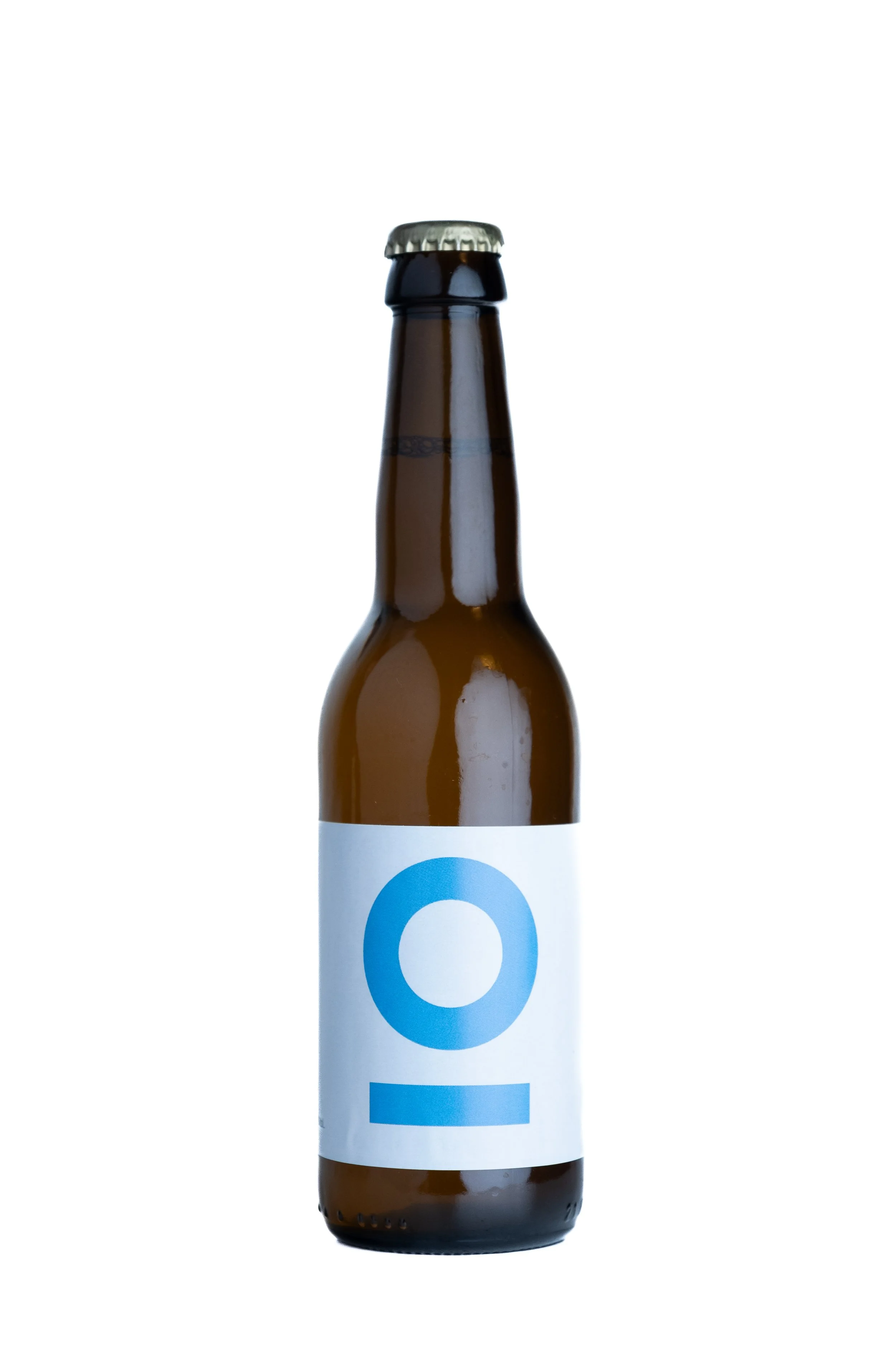 Eine braune Bierflasche mit weißem Etikett und blauer Gestaltung, ohne sichtbaren Markenname, gegen weißen Hintergrund.