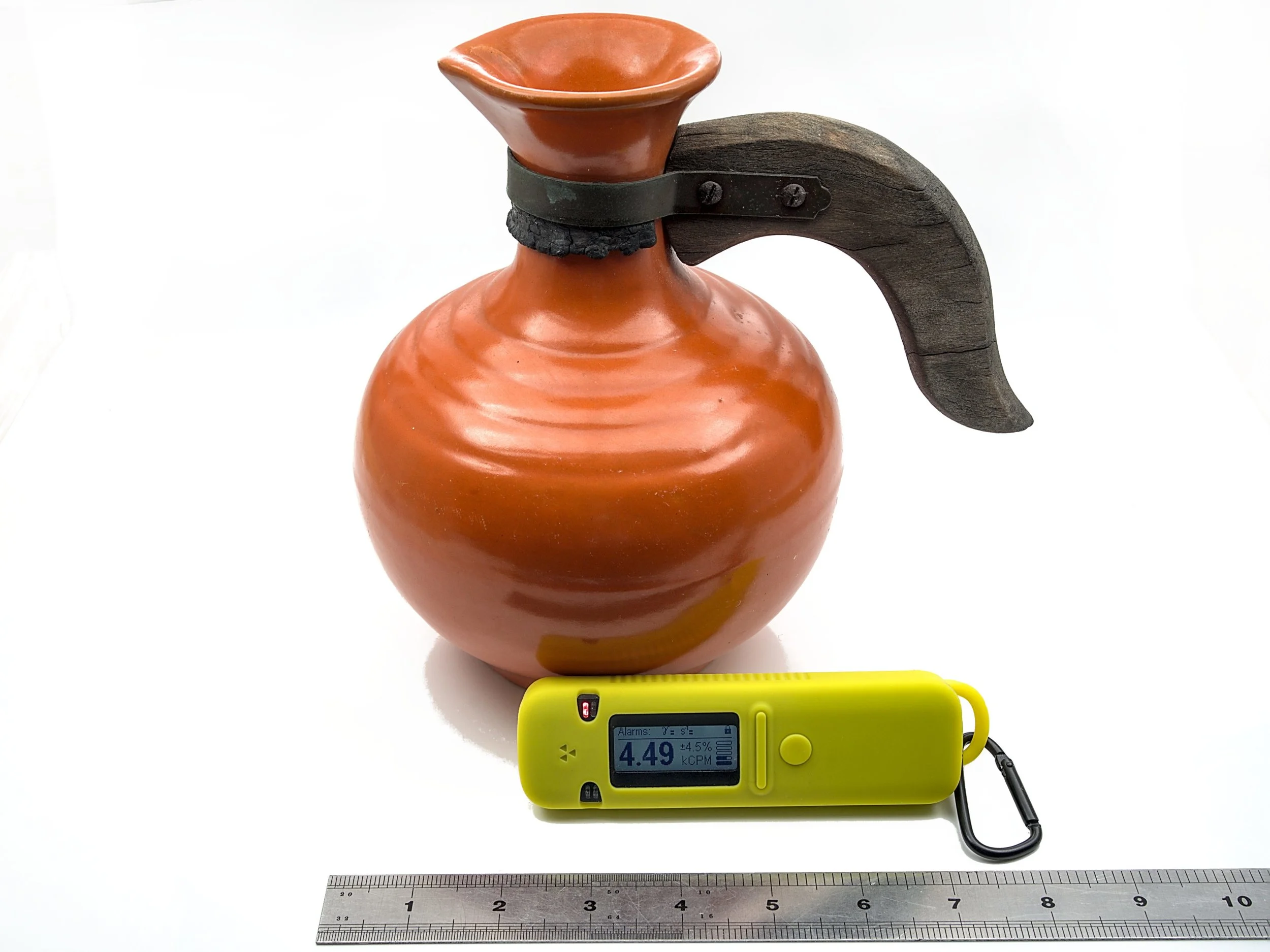 Uranium Pitcher With Radiacode.jpg