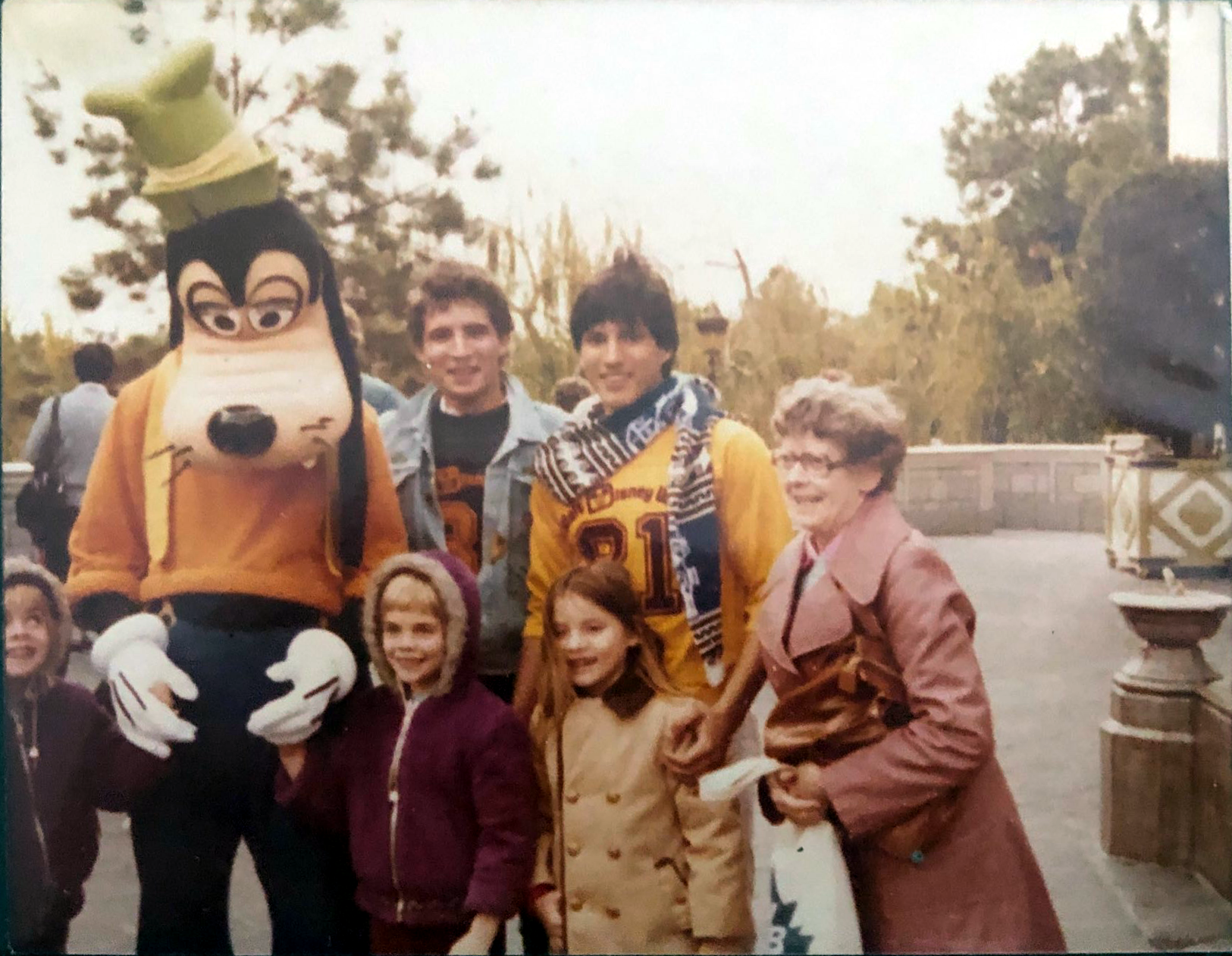 The Great Miami Freeze: Layers, Legends, and Leg-Room
Español: El Gran Frío de Miami: Capas, Leyendas y Falta de Movimiento