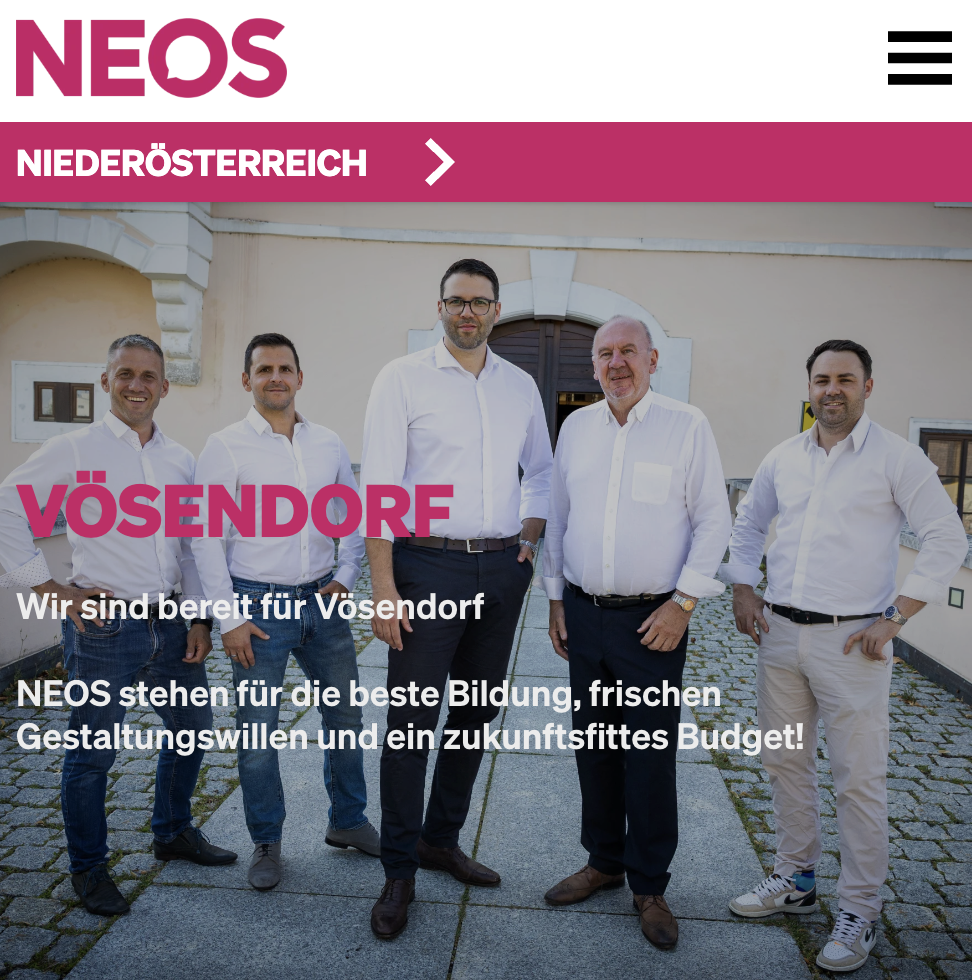 Gruppe von fünf Männern, die vor einem historischen Gebäude stehen, alle in weißen Hemden, lächelnd, in Vösendorf, Niederösterreich.