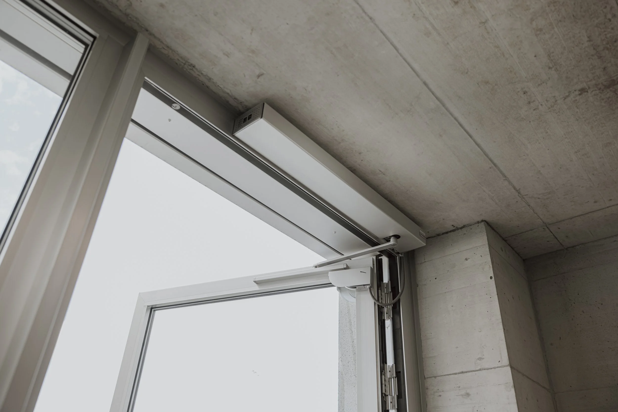 Ein Mann arbeitet an einem elektronischen Gerät in einem Raum mit Schließfächern.