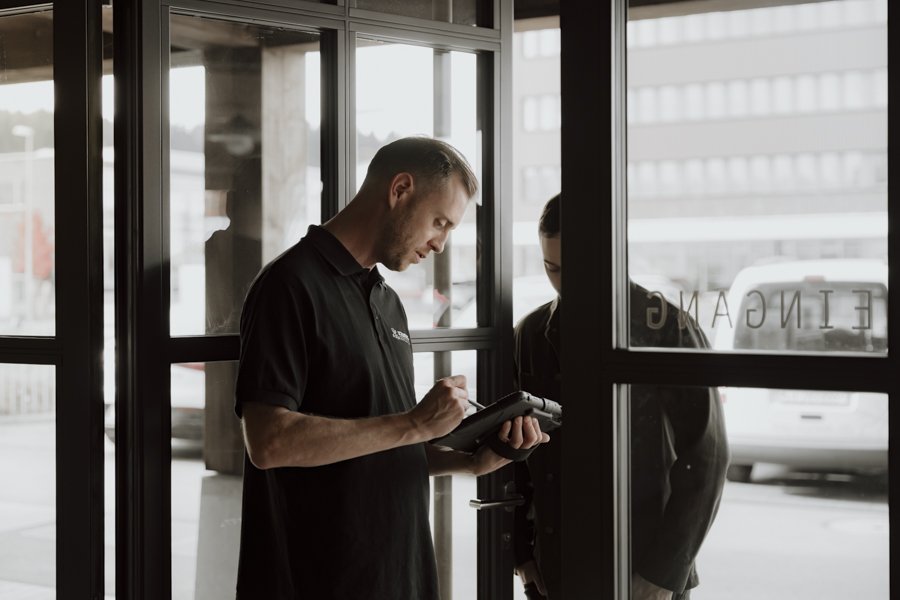 Mitarbeiter der SAG Sursee macht Beratung für Schlüsselservice