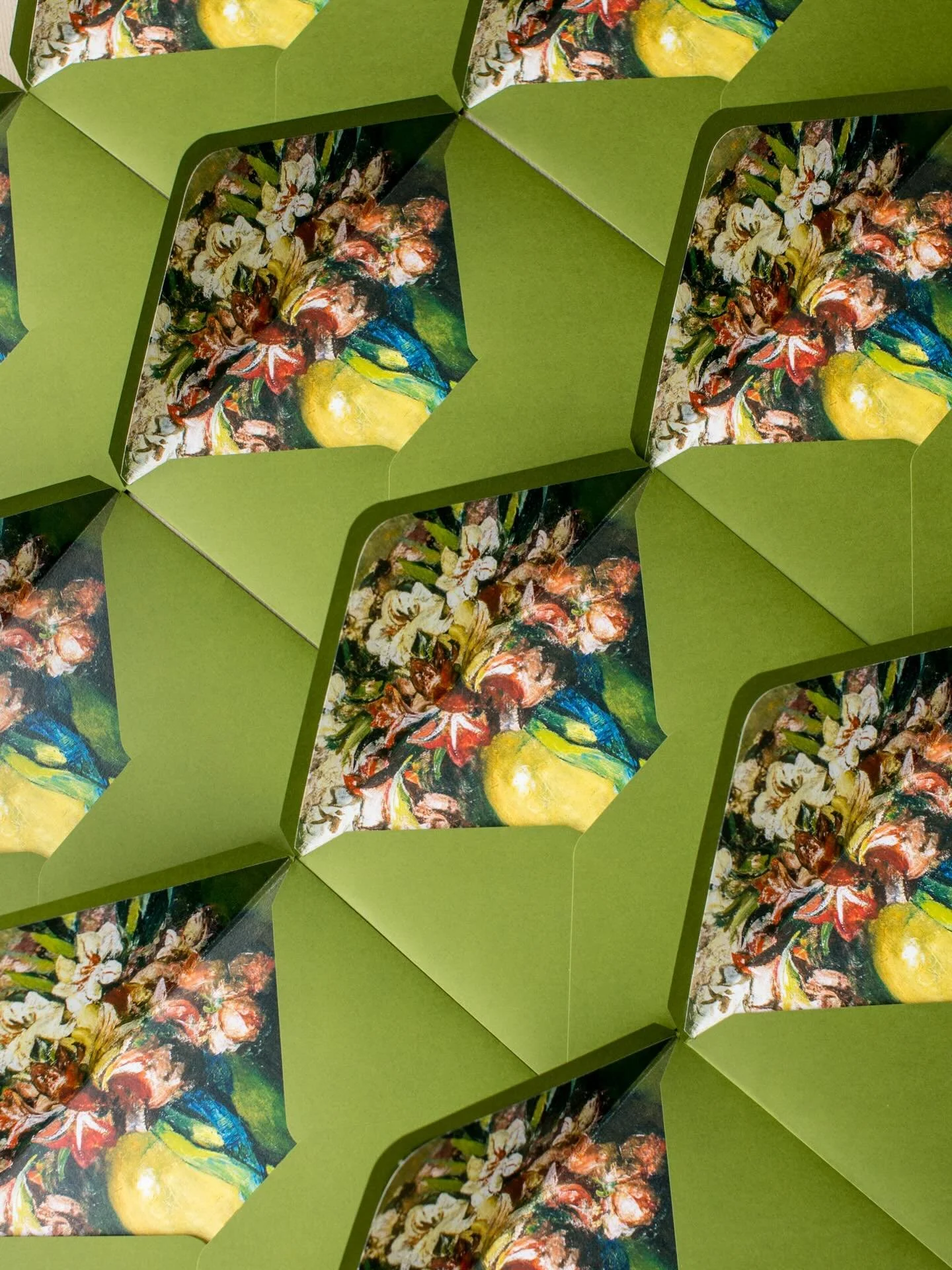 For a glorious upcoming Italian wedding. Bold colour choices were never really my thing until I leaned into what I do best - balancing them with something softer and more romantic. This might just be one of my favourite liner/envelope shade pairings 