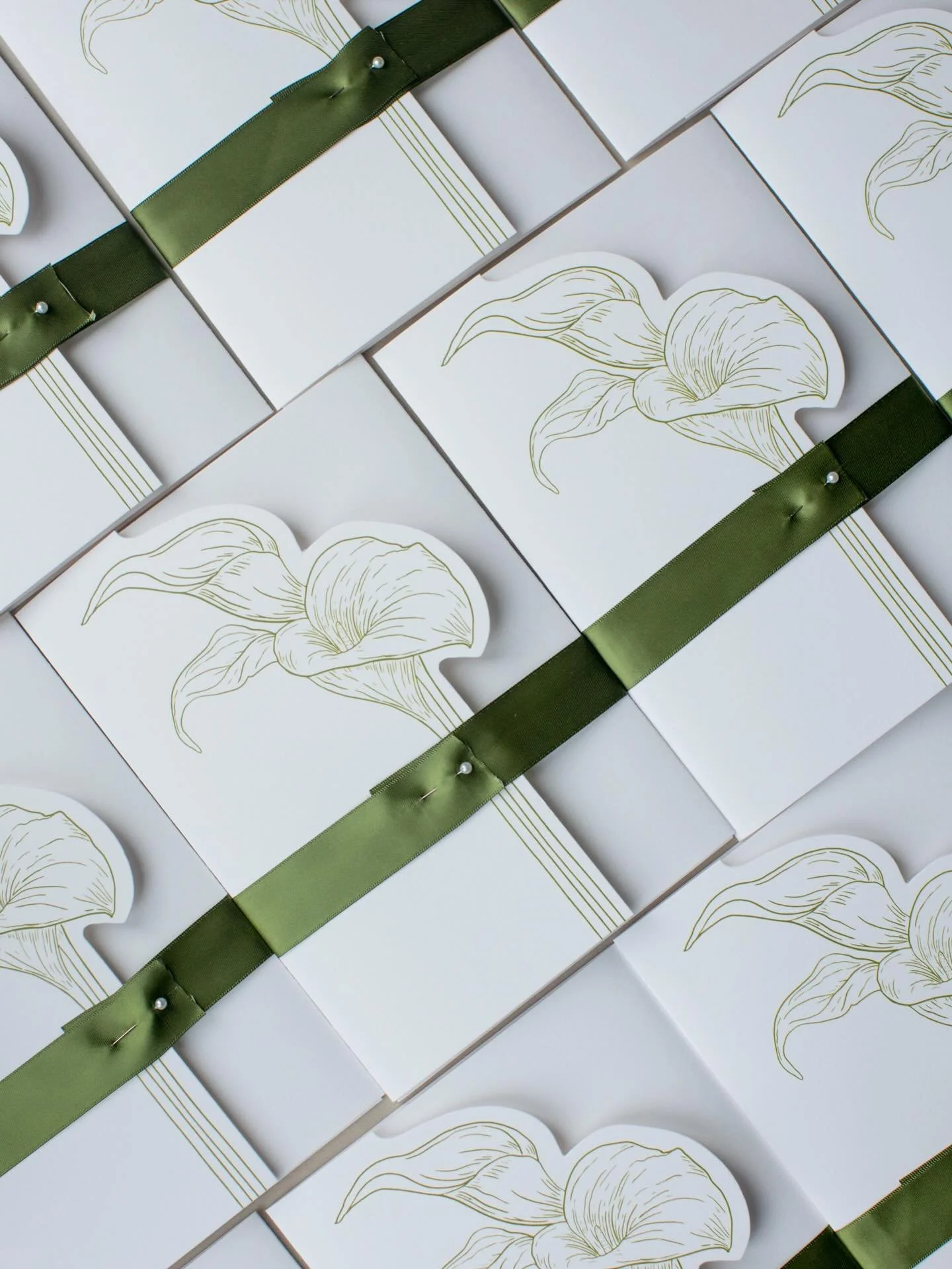 Calla lilies become chic little invite folders for an ultra chic Italian wedding at @lafoce complete with ribbon and pin for the bouquet #createtoinspire #italianweddingstationery #luxuryweddingstationery #weddingstationerydesigner #invitationdesigne