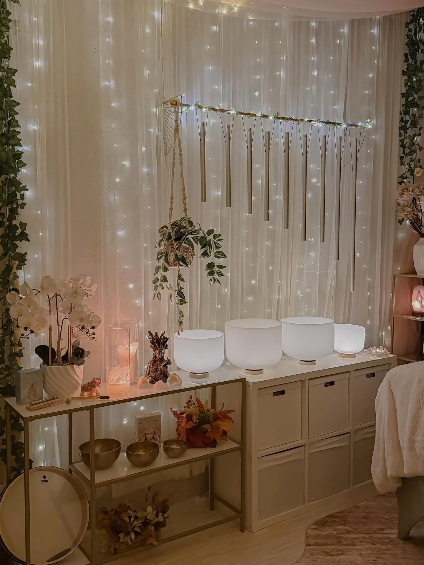 OPEN ✨🤍

My 1:1 in-person Sound Therapy &amp; Energy Healing sessions are available to book again 💫✨

This pause wasn&rsquo;t random. Breaking my ankle forced me to slow all the way down&hellip; to sit with myself, to read more, feel more, reflect 