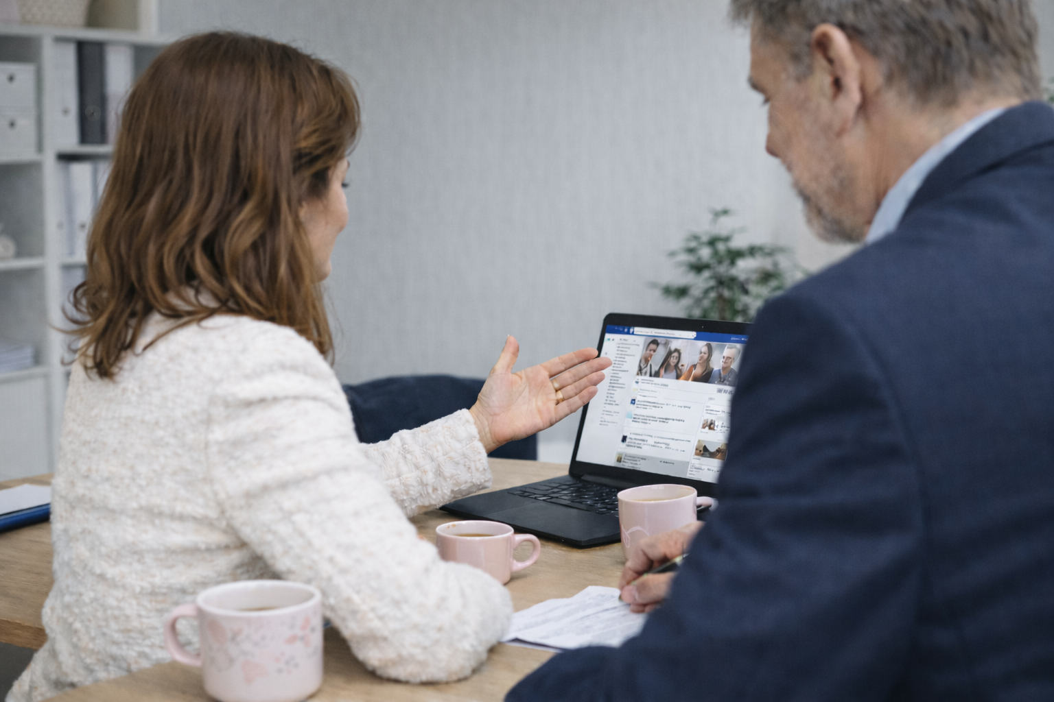 Markedspraten med kunde.png