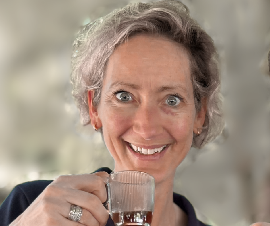 Femme souriante tenant une tasse en verre contenant un café de spécialité. C'est un moment de partage avec l'écran