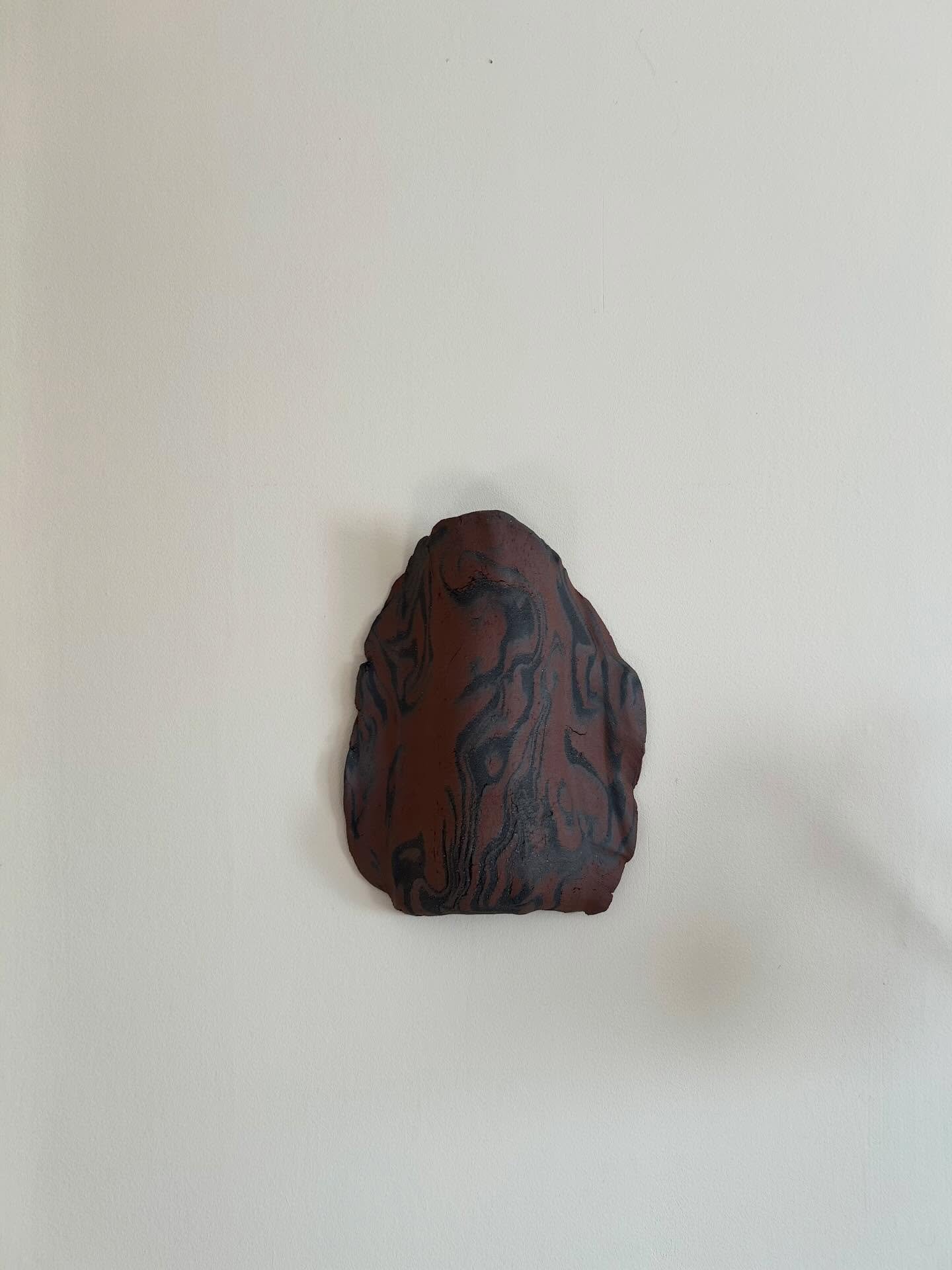 V&auml;ggskulptur &rdquo;N&auml;sa&rdquo; i r&ouml;d och svart stengodslera.