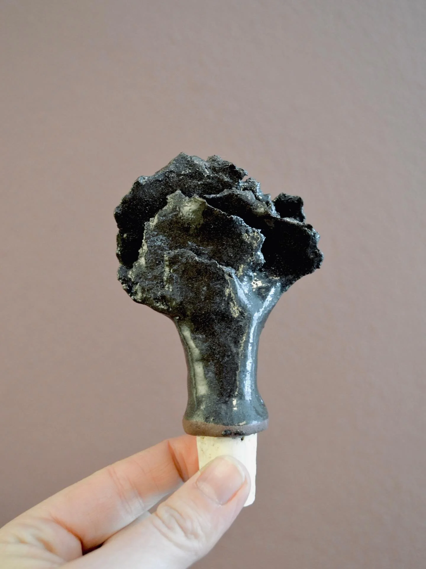 Fr&aring;n och med idag finns mina flaskkorkar att k&ouml;pa p&aring; Kristinehamns Konstmuseum, b&aring;de svampar och tr&auml;d. 

@kristinehamnskonstmuseum 🤎