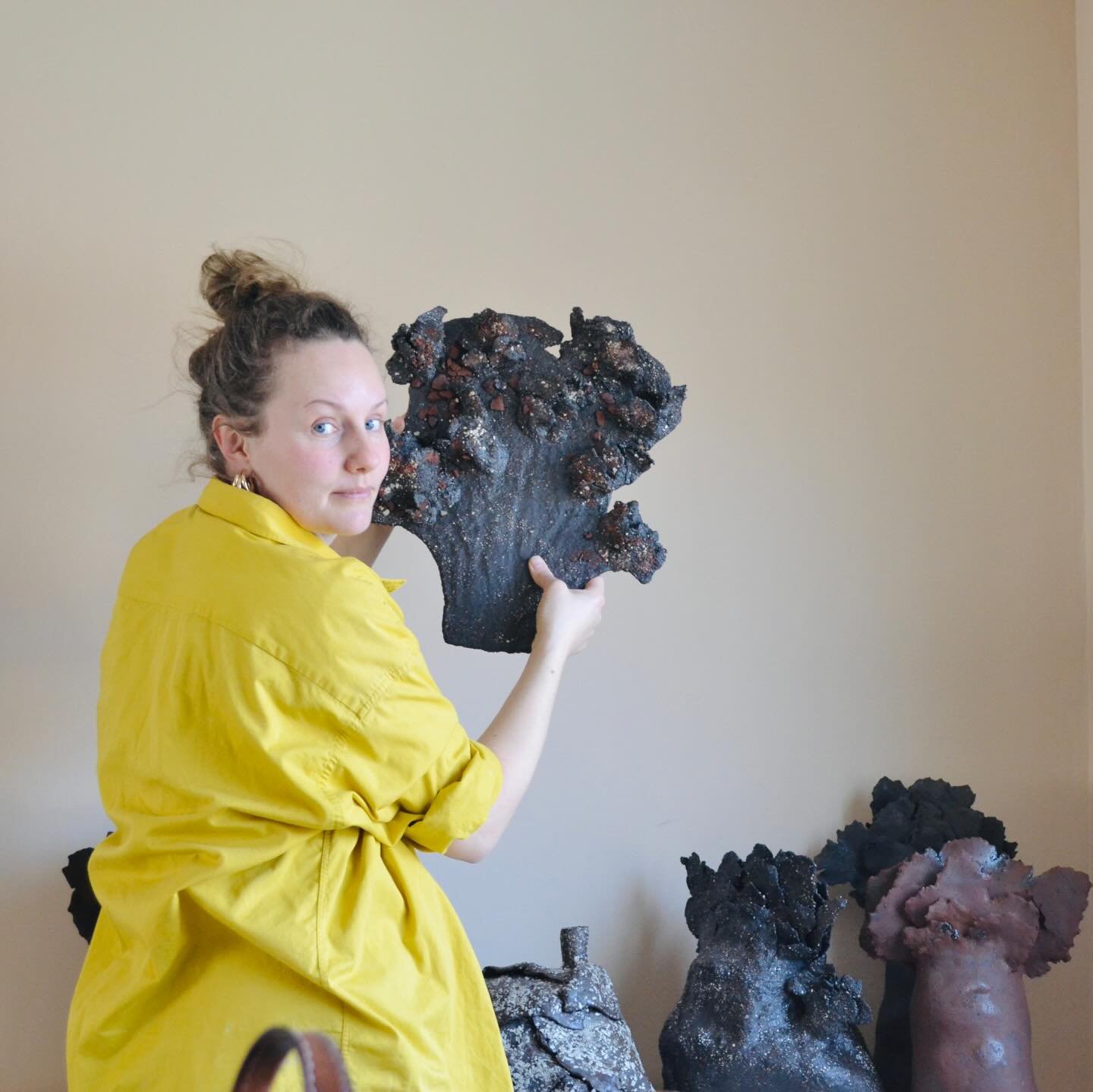 De h&auml;r fotona tog min dotter idag n&auml;r jag provh&auml;ngde v&auml;ggskulpturer. Hon har varit hemma sjuk idag och tyckte mest att jag jobbade f&ouml;r mycket, men ville &auml;nd&aring; vara med p&aring; ett h&ouml;rn 💛