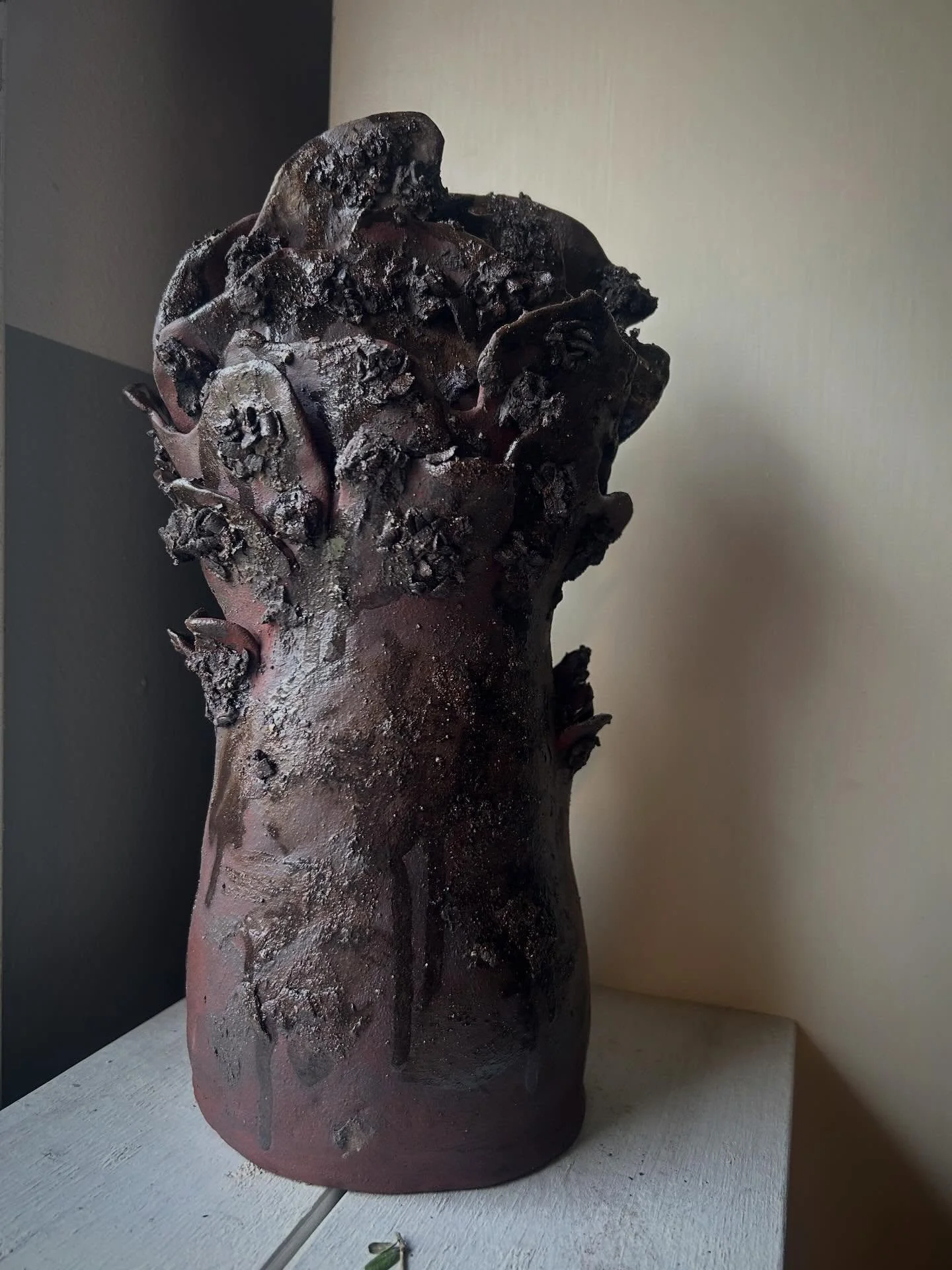 12 tr&auml;d som kommer finnas med p&aring; utst&auml;llningen i Wadk&ouml;ping 1-7 maj. Vissa svettas mer &auml;n andra, som denna. Kom g&auml;rna dit och k&auml;nn p&aring; dem!

.

.

.

#sculpture #ceramics #treesculpture #wadk&ouml;ping