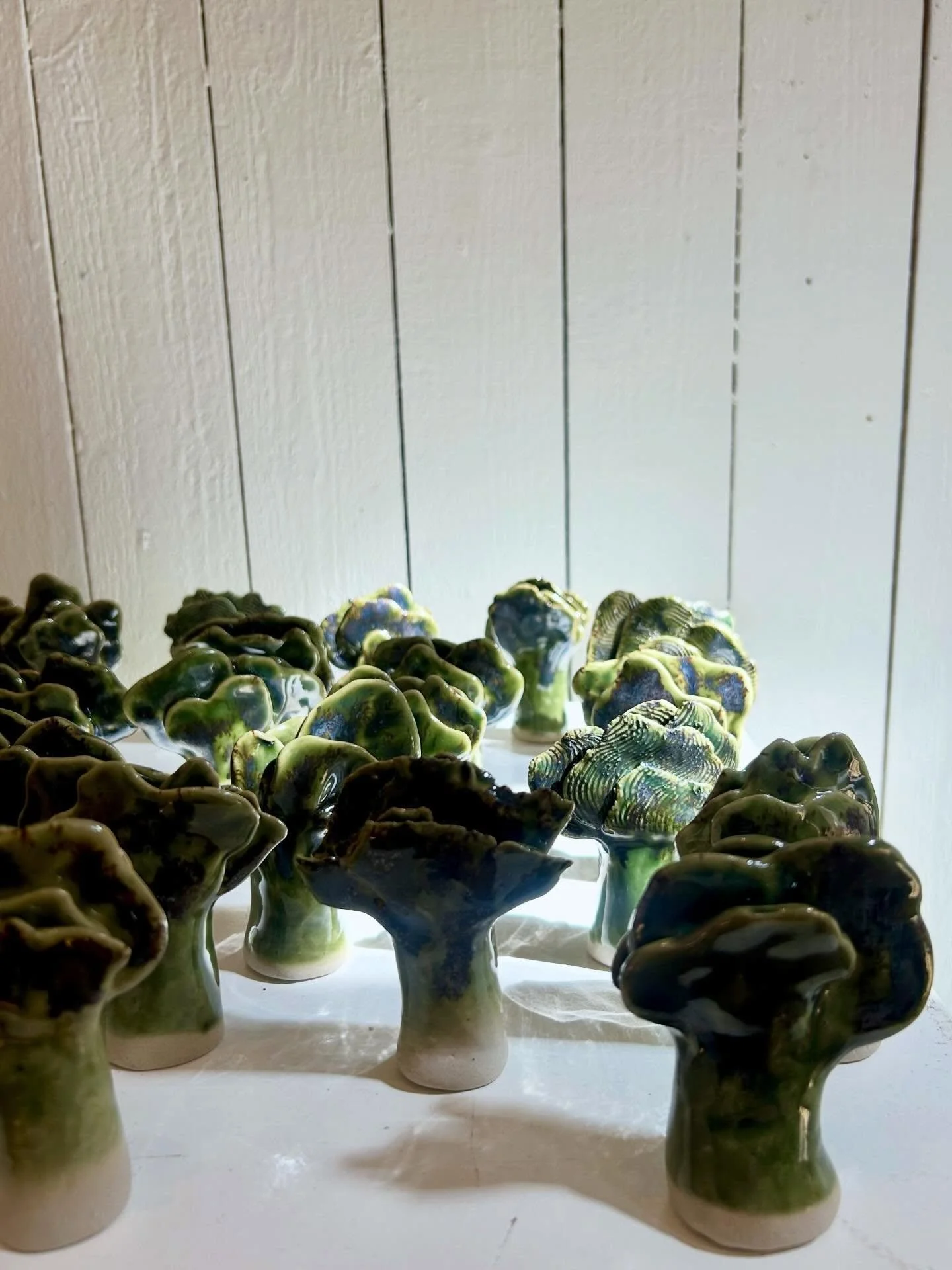 Gl&auml;nta 🌳 Imorgon 7 maj &auml;r sista dagen f&ouml;r utst&auml;llningen i Wadk&ouml;pingsrummet, &Ouml;rebro. Jag finns h&auml;r mellan 11-17! 👋🏼 

.

.

#tr&auml;d #sculpture #ceramics #exhibition #wadk&ouml;ping