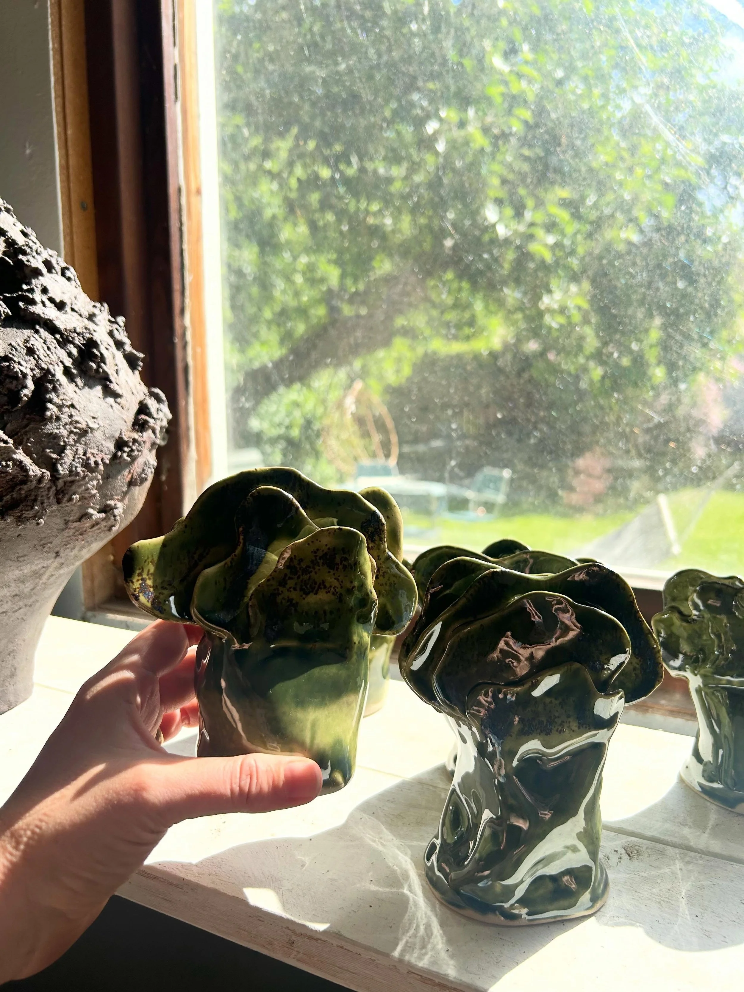 Tr&auml;d till f&ouml;rskolepersonalen som tack att de hj&auml;lper v&aring;ra barn att v&auml;xa! Glad att jag fick f&ouml;rtroendet att g&ouml;ra den gemensamma presenten i &aring;r 💚🌳 

#sculpture #tree #gift #ceramics #art