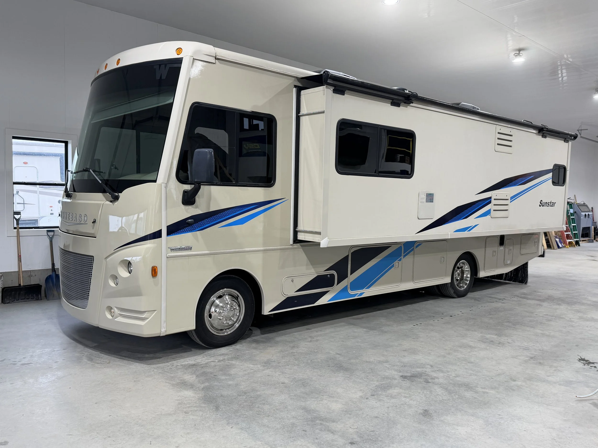 2019 Winnebago Sunstar Series M-29VE Ford F53 Chassis V10 Class A Motorhome- Only 11,021 Miles!