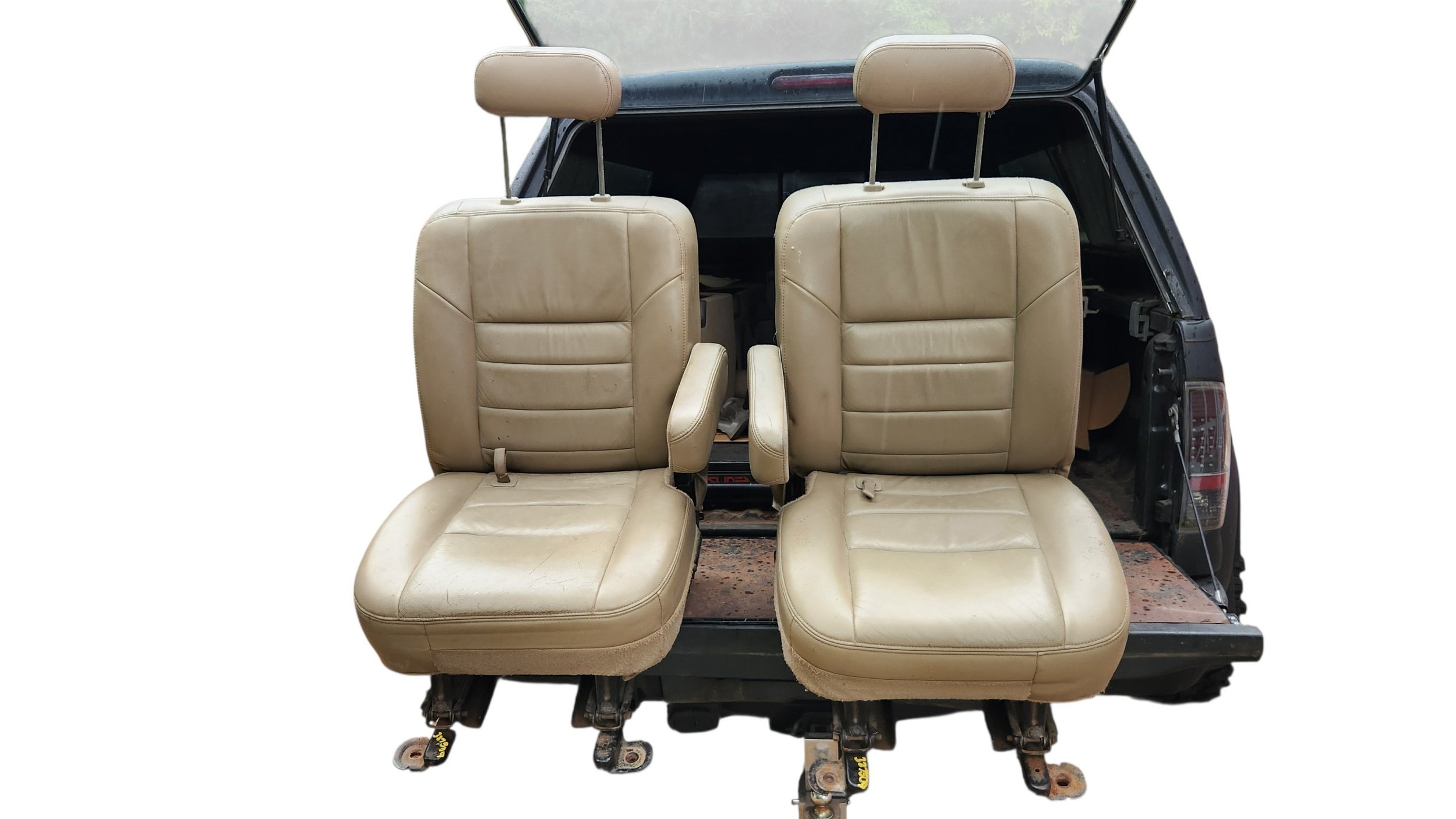 Seats - 05 X LMTD row 2 buckets.jpg