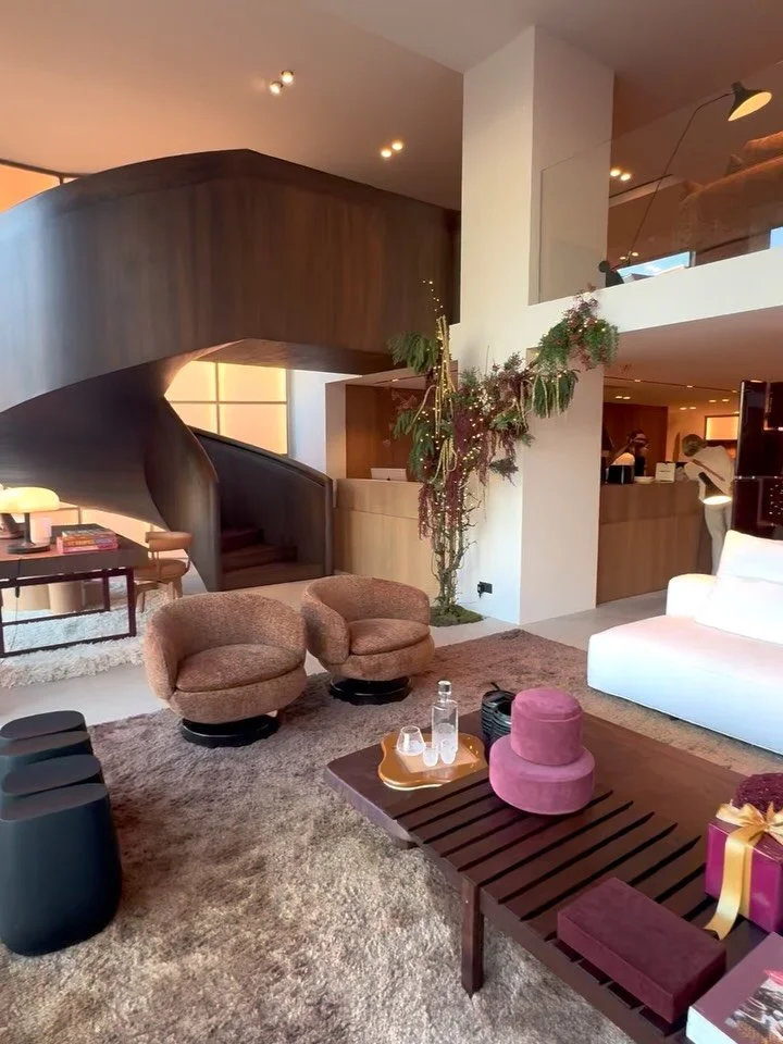 A little Belgian moment at RR @rrinterieur 🇧🇪
Earthy tones, a modular sectional sofa, glossy tiled dining tables, the mid-century nook, a sculptural wavy coffee table, and that beautiful blue lamp!💙

#belgiandesign #belgiandesigner #interiorinspir