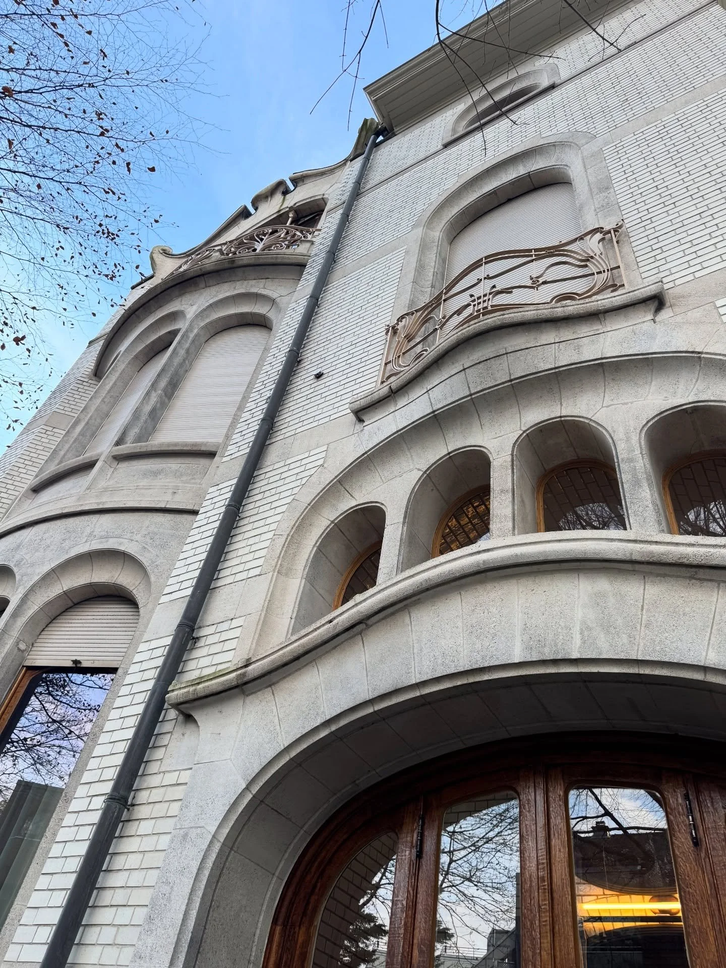Always inspired by a visit to Maison Hannon in Brussels @maisonhannon commissioned by the Hannon couple from their architect friend Jules Brunfaut in 1902. A true Art Nouveau masterpiece where architecture becomes art💫

#artnouveaustyle #brusselsarc