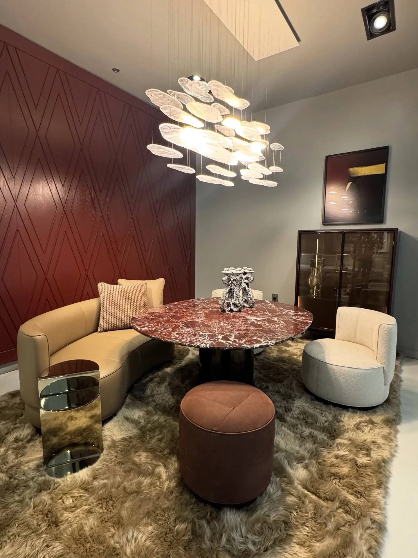 Happy Sunday!✨I love the idea of creating intimate dining nooks, spaces that feel relaxed, inviting and elegant. 
All the furniture in this vignette is from Minotti @minottibyhamodern and their beautifully crafted pieces add the perfect touch of comf