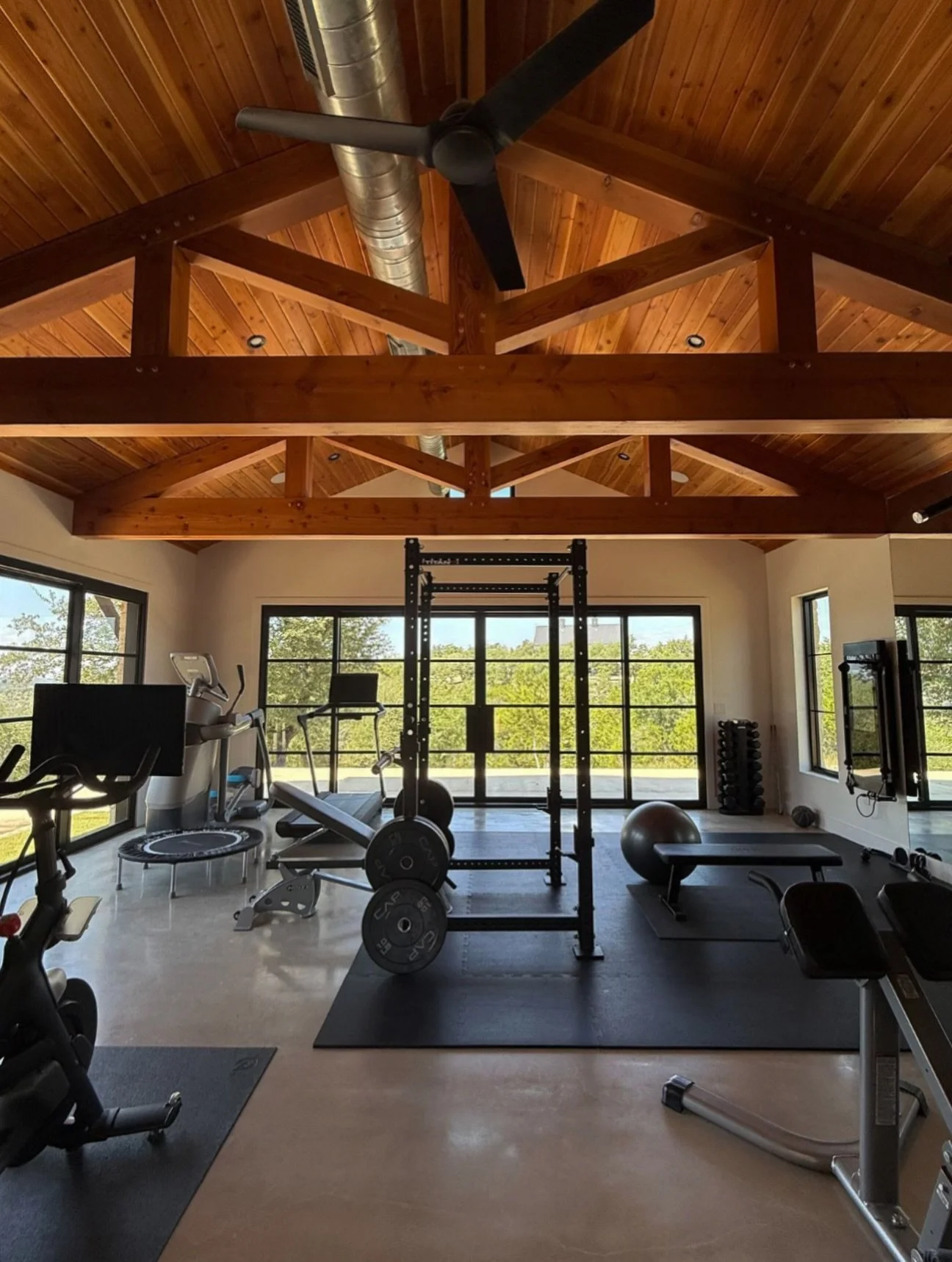 New Year&rsquo;s goals! 💪 We love what this RanchesAt family did with their gym&mdash;now it&rsquo;s time to crush those resolutions.
#ranchesatdrippingsprings #ranchesatsentinelpeak #wimberleytx #drippingspringstx