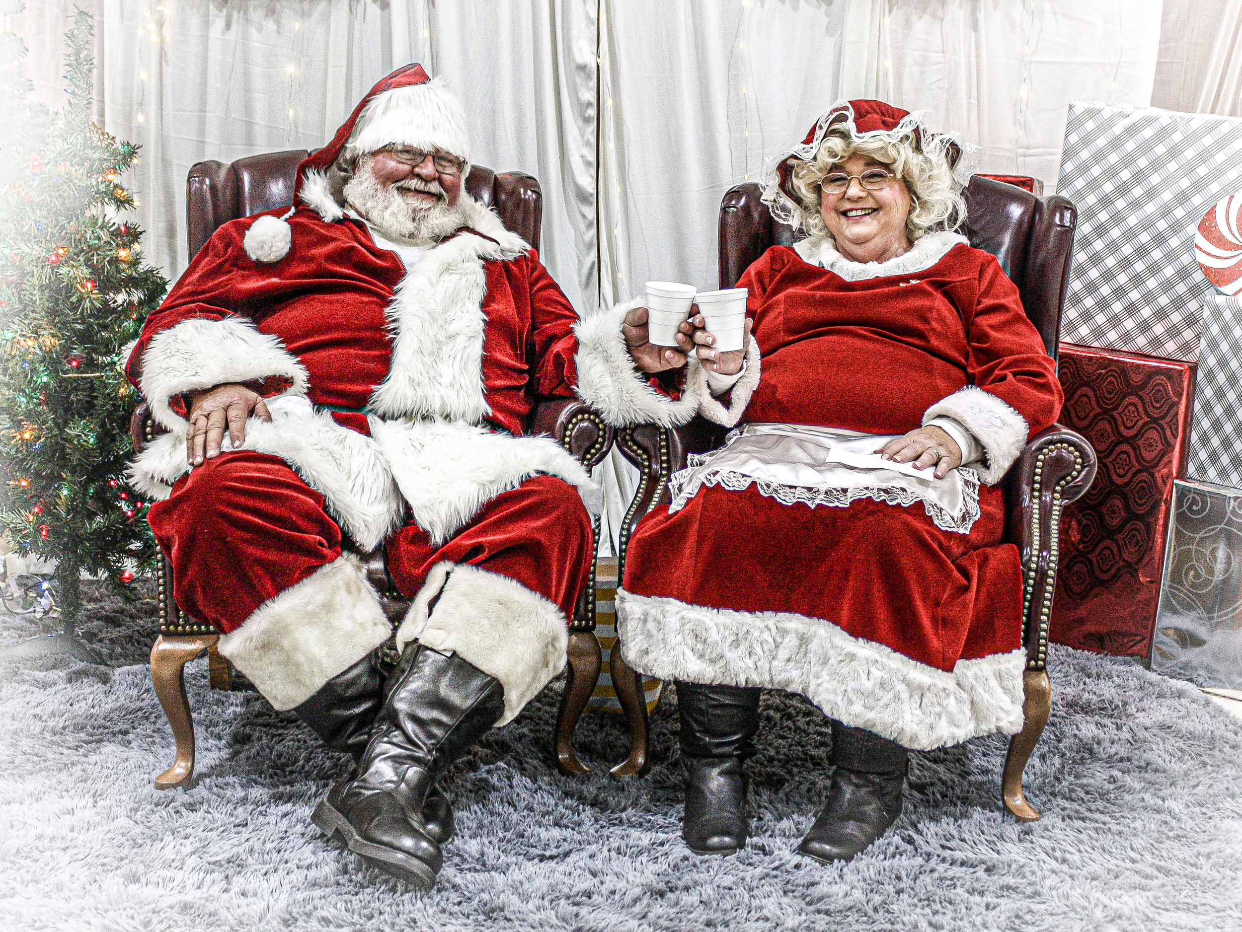 Santa & Mrs Claus Textured.png