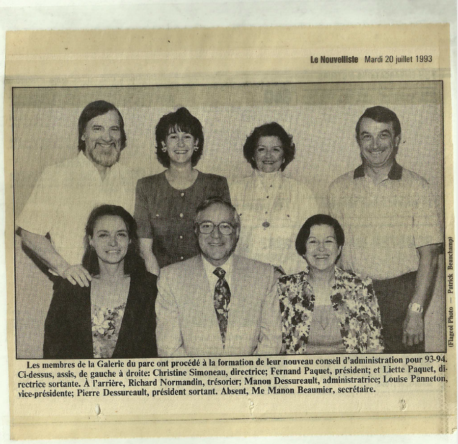 Photo de neuf membres d'une galerie de parc formant un nouveau conseil d'administration en 1993-94, posant en deux rangées, certains assis et d'autres debout, dans une salle.