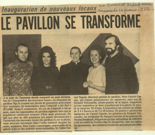 Article de journal en français avec une photo de cinq personnes, deux hommes et trois femmes, posant ensemble lors d'une inauguration. Le titre mentionne la transformation d'un pavillon. Les personnes semblent sourire et sont habillées de manière formelle.