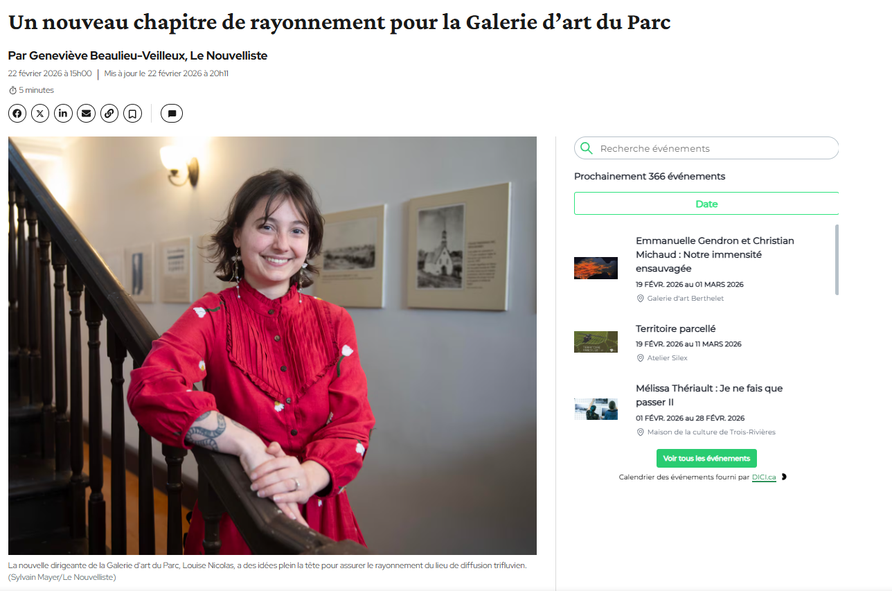 Portrait d'une femme souriante avec des cheveux bruns courts, portant des boucles d'oreilles ovales vertes, devant un fond en bois, accompagnée d'un texte en français qui dit '' Une nouvelle directrice et un projet d'envergure à la GAP''.