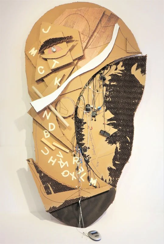 Oeuvre en carton avec composants électroniques de l'artiste Pablo Poblète