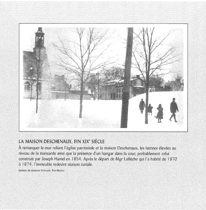 Une photographie en noir et blanc représentant une scène hivernale dans une ville avec des arbres dépourvus de feuilles, quelques personnes marchant dans la neige, et un bâtiment ancien avec une tour en arrière-plan.