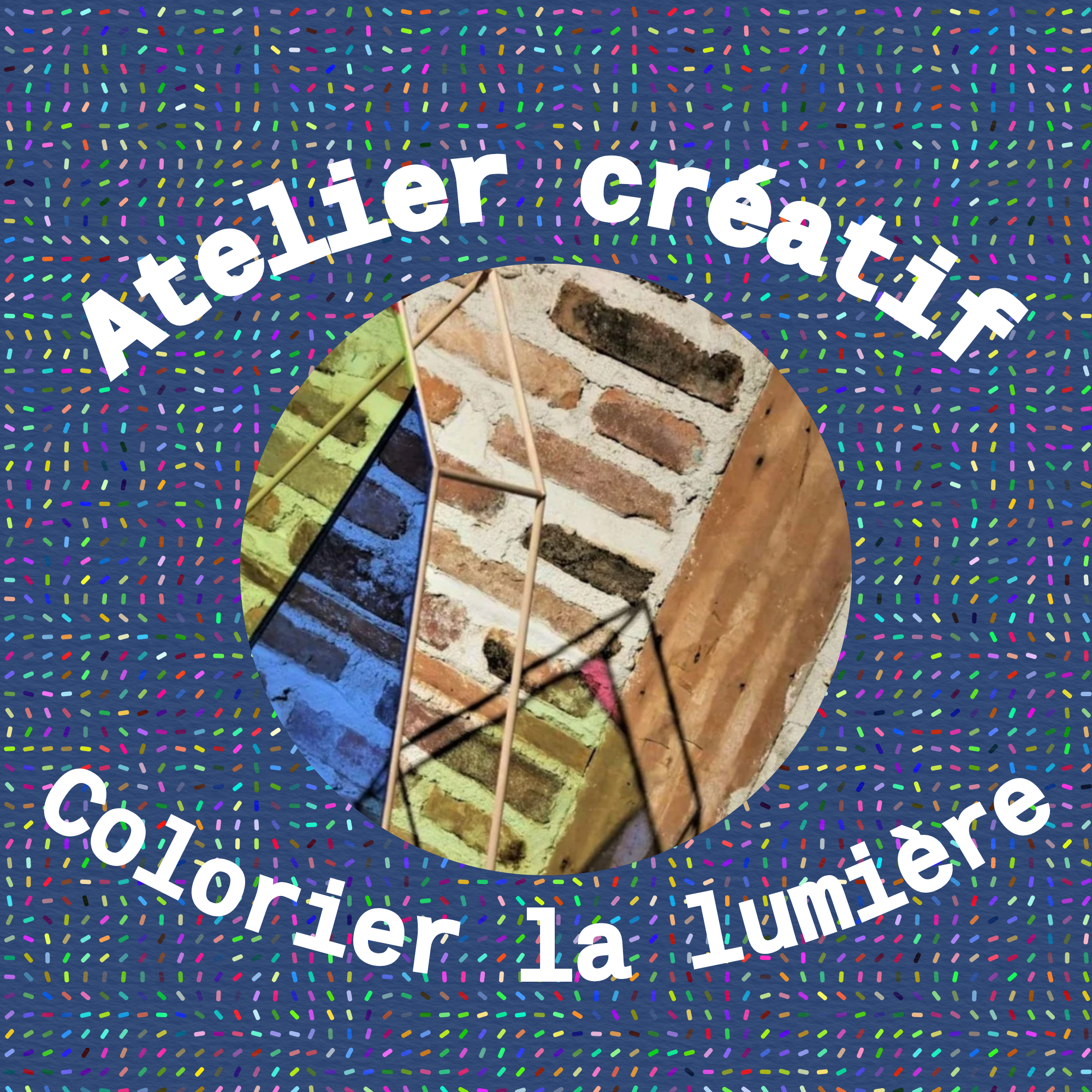 Une structure métallique colorée en zigzag colorée en vert, jaune, bleu et rose posée contre un mur en briques.