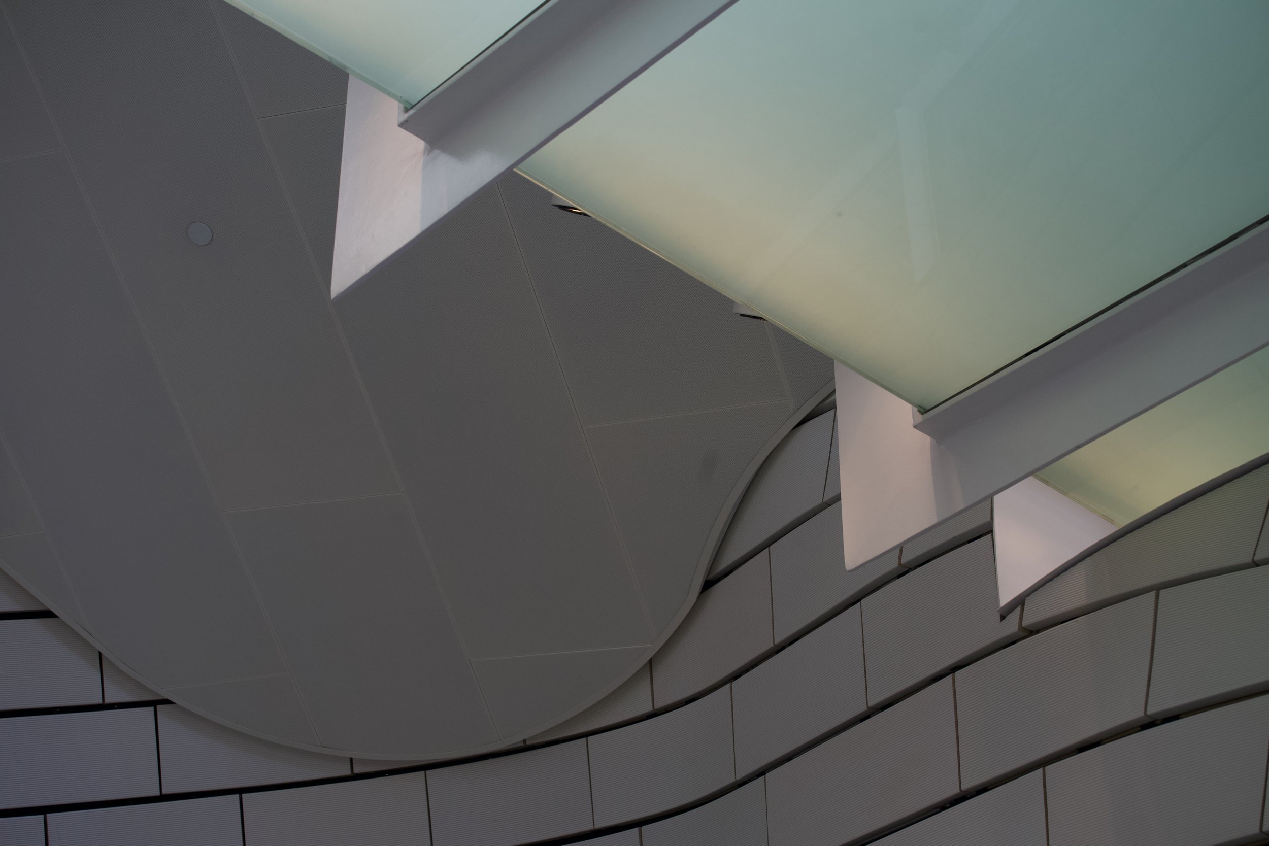 Dichotomy of Undulating Shapes