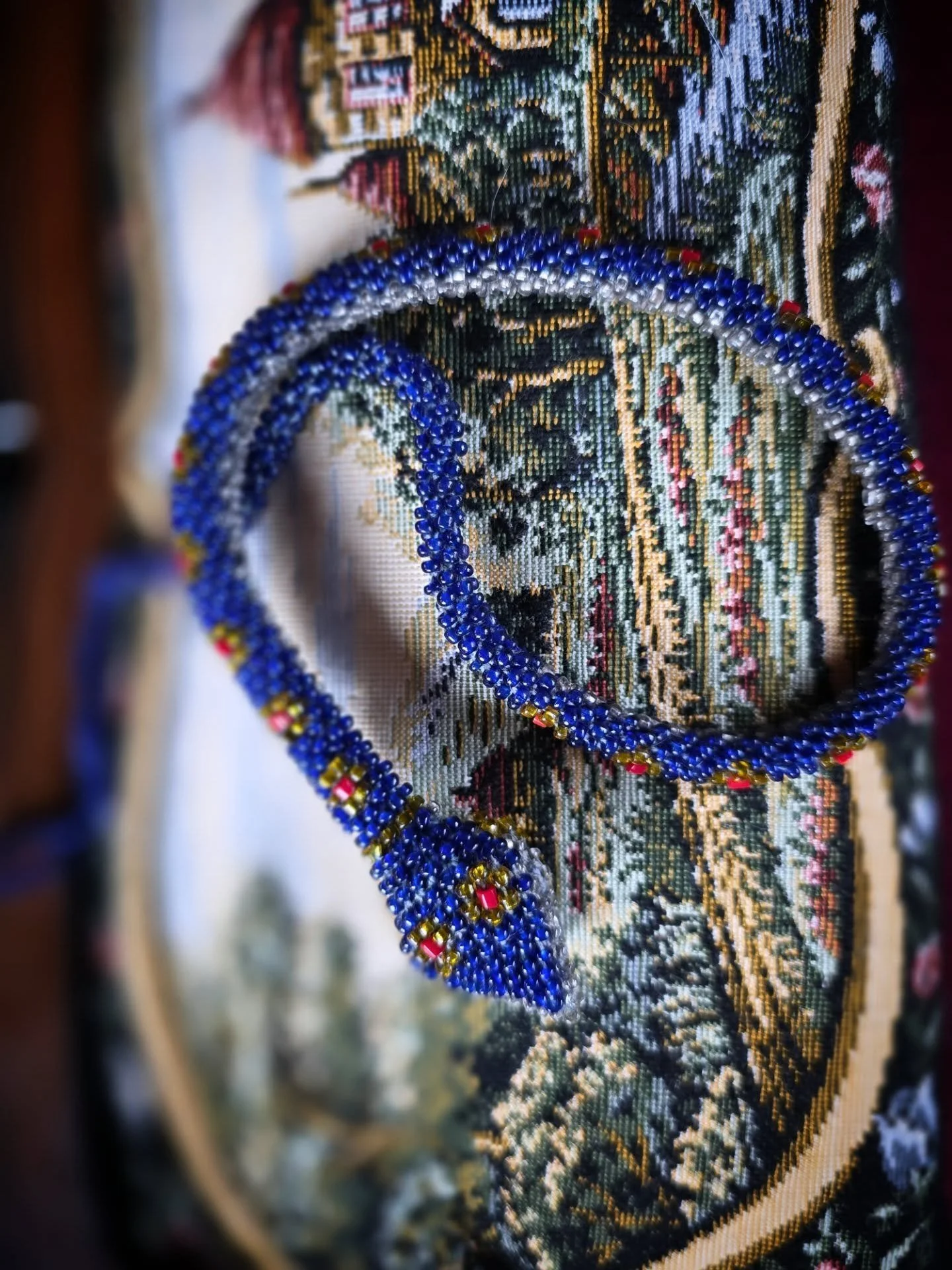 Let's just take a minute to appreciate these two beauties. 

WW1 prisoner of war beaded snake necklace and the most adorable vintage tapestry clutch bag! Oh my! 

#sophisticatedgirl #vintageshop #sustainablefashion #vintageliberation