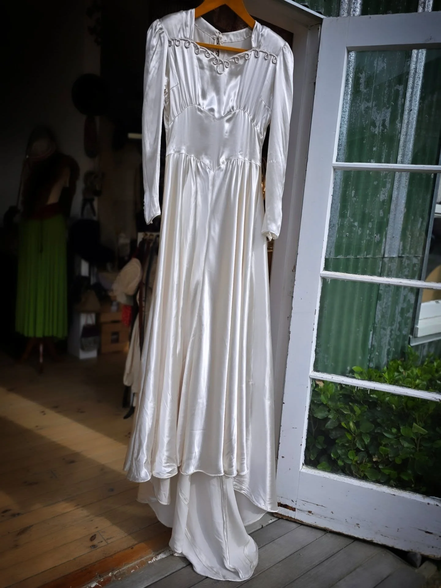 The sweetest, most Devine 1940s liquid silk wedding dress with puddle train 🤍

#yesido #1940sweddingdress #sustainablebride