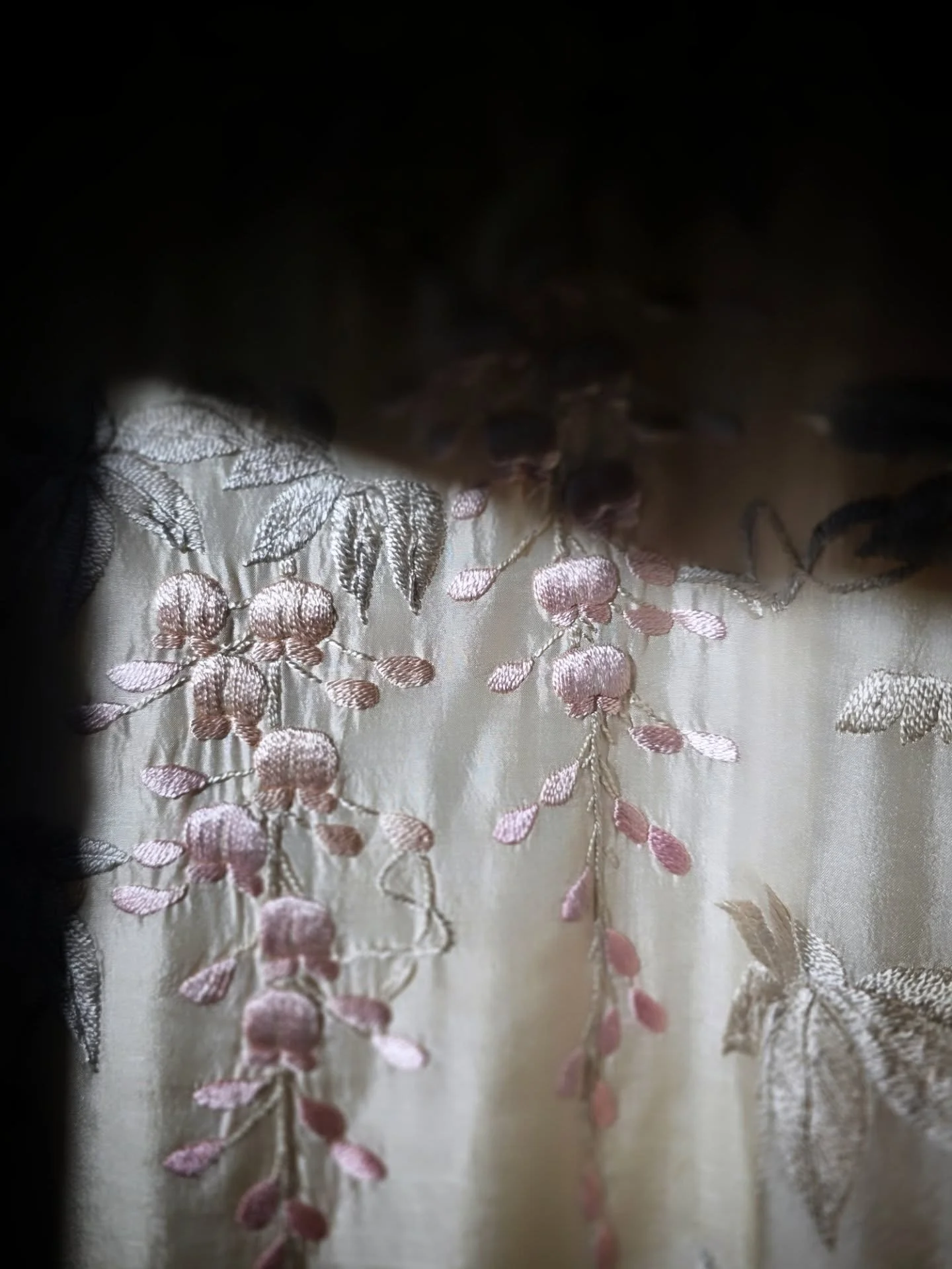 The dreamiest of Antique silk kimonos now instore!

Beautiful silk embroidery, with butterflies and wisteria in impeccable condition. 

DM for more info. 

#vintageshop #vintageliberation