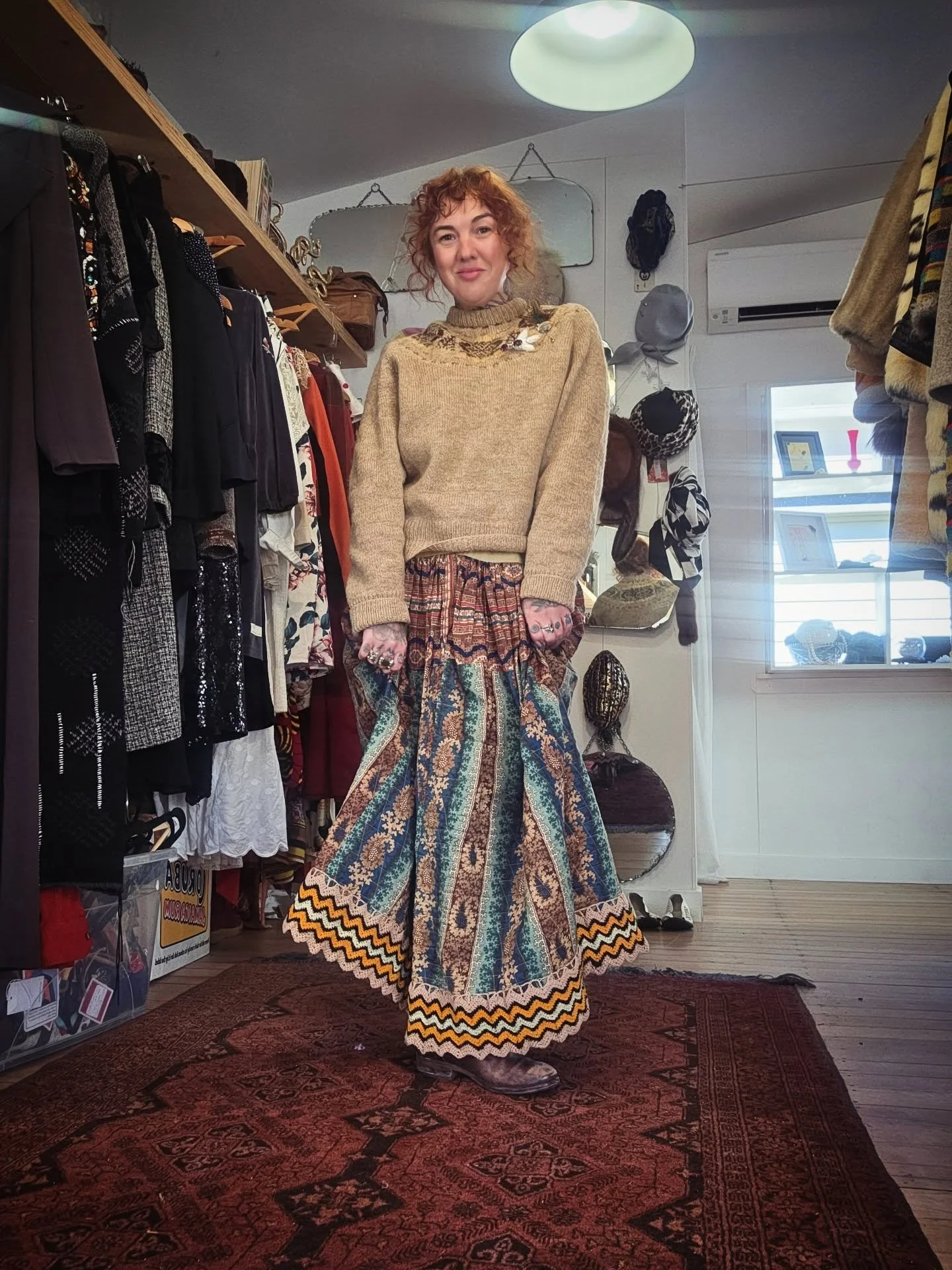 Wearing antique underskirt,  vintage fair isle jumper,  lucky grouse foot brooch and silver thistle pin with feathers .

It's a braw outfit don't you think? 

#vintageliberation #vintageshop #ootd