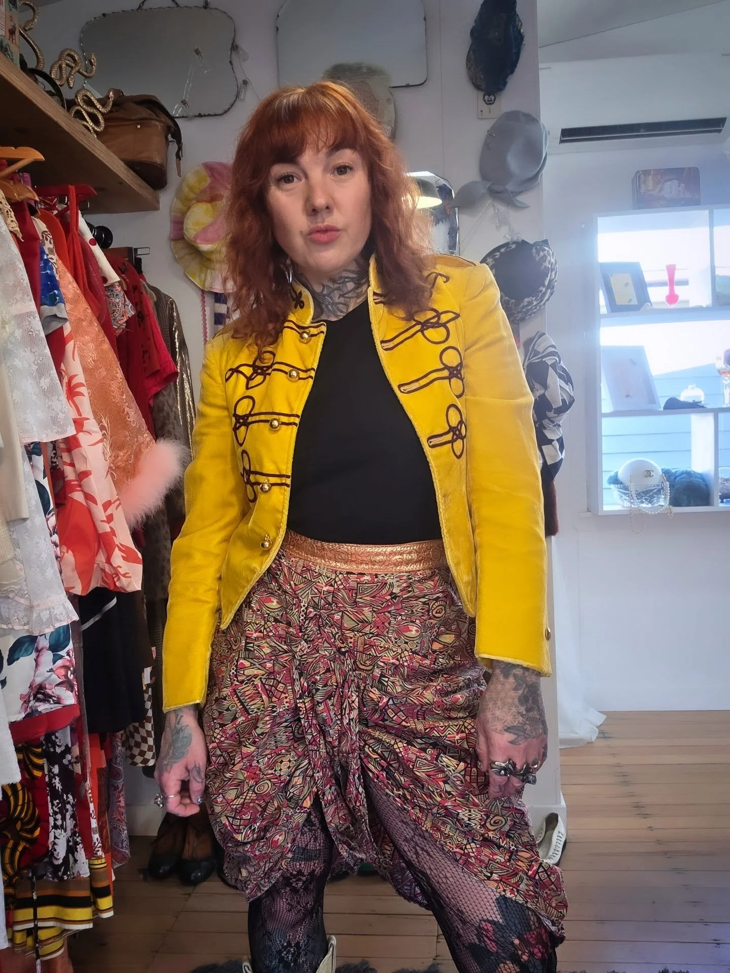 Fun outfit 40s vintage velvet dream and vintage costume pants both from @thiefislandvintage 

#lovevintagefashion #personalcollection