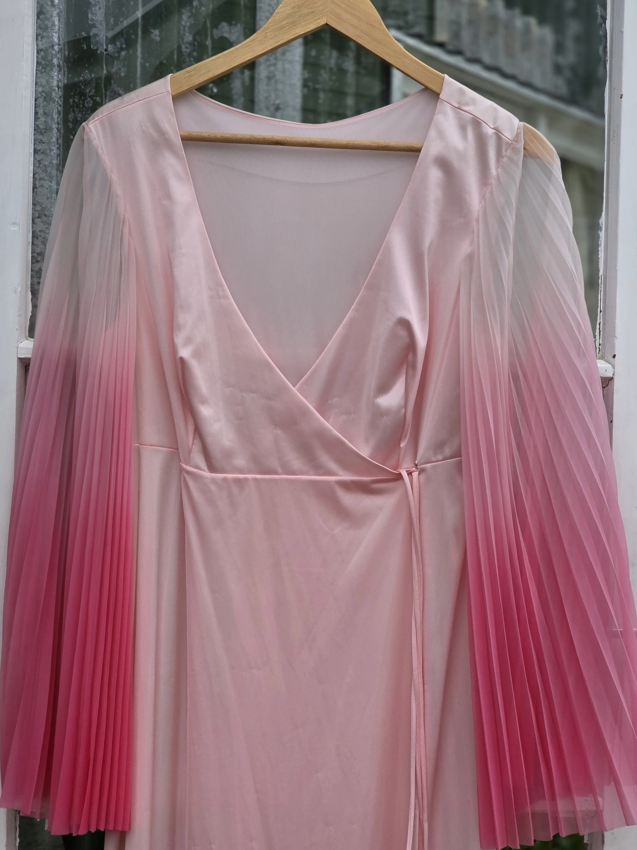1970s Pink Ombre Pleated Sleeve Robe